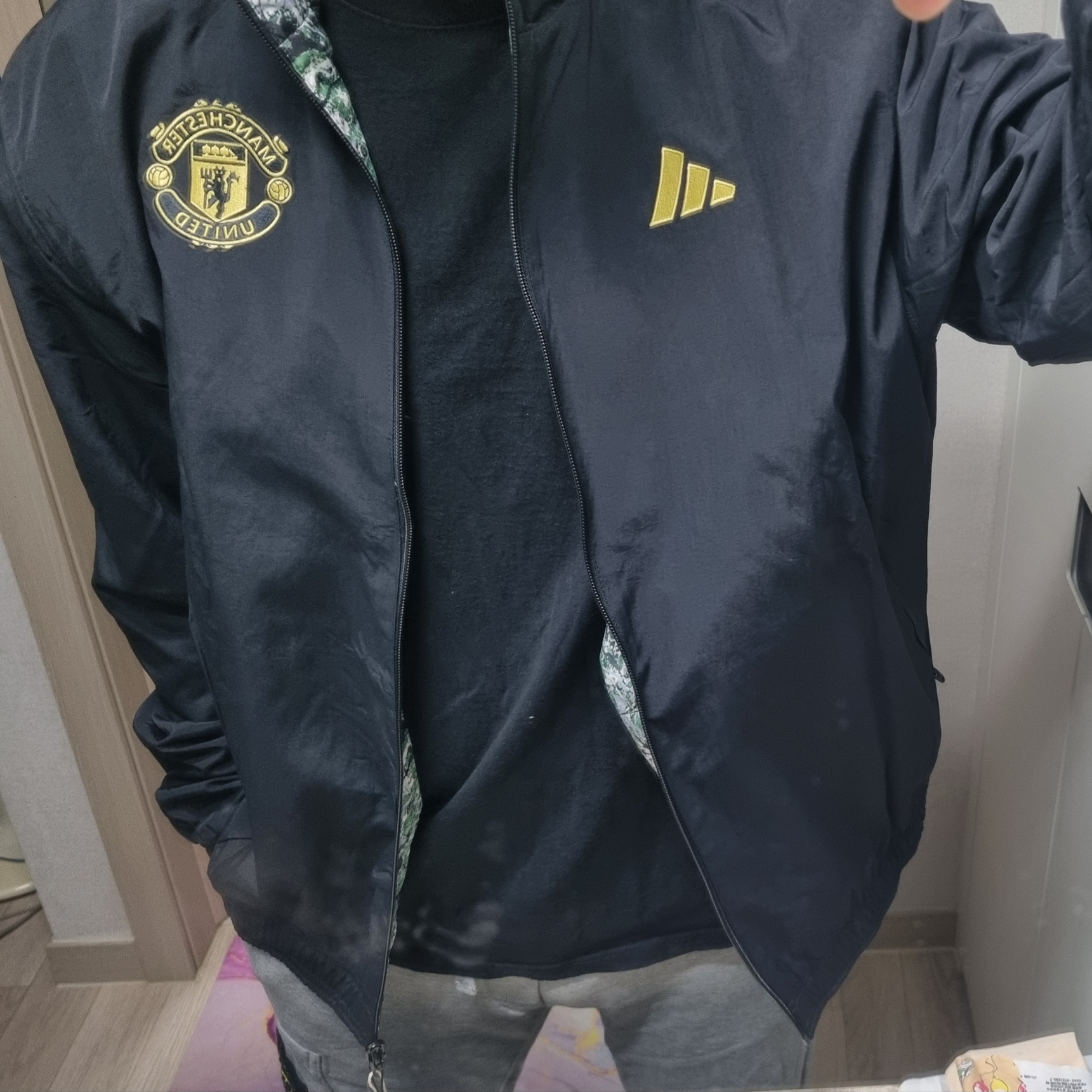 Adidas Manchester United Stone Roses Anthem Jacket Black Multicolor - KR Sizing 착용 스타일