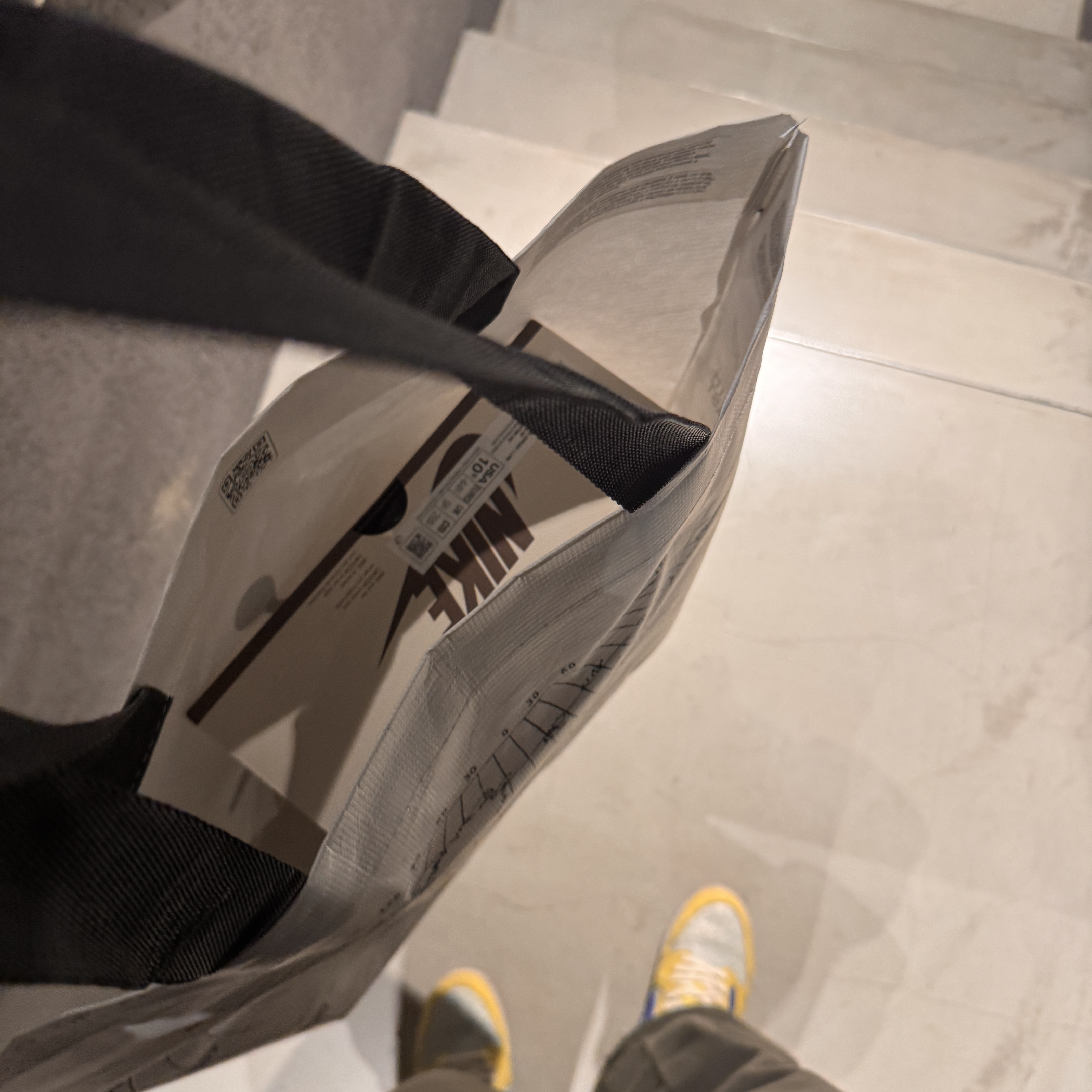 Jordan 1 x Travis Scott Retro Low OG SP Reverse Olive, (W) Jordan 1 x Travis Scott Retro Low OG SP Canary 착용 스타일 - 1