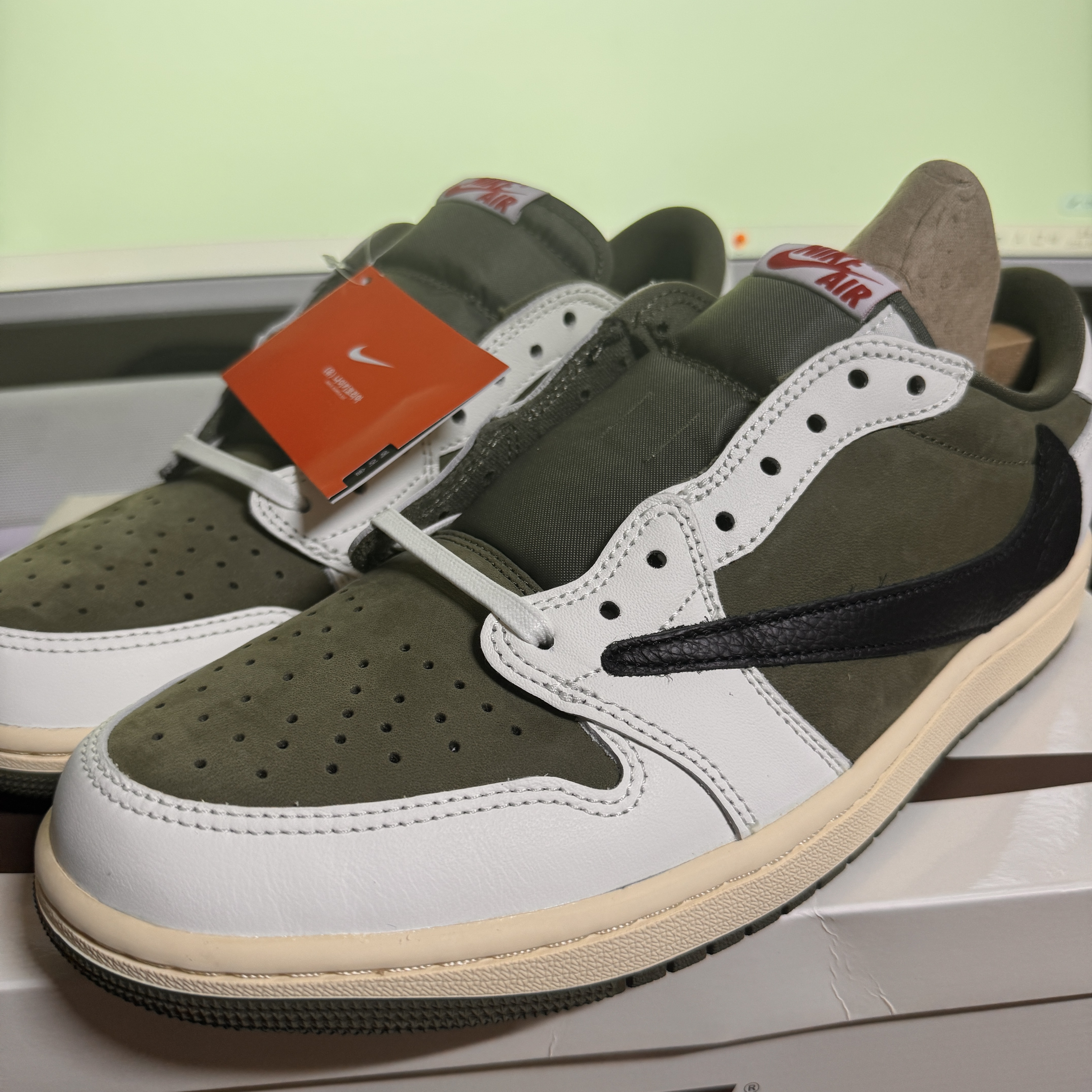 Jordan 1 x Travis Scott Retro Low OG SP Reverse Olive, (W) Jordan 1 x Travis Scott Retro Low OG SP Canary 착용 스타일 - 2