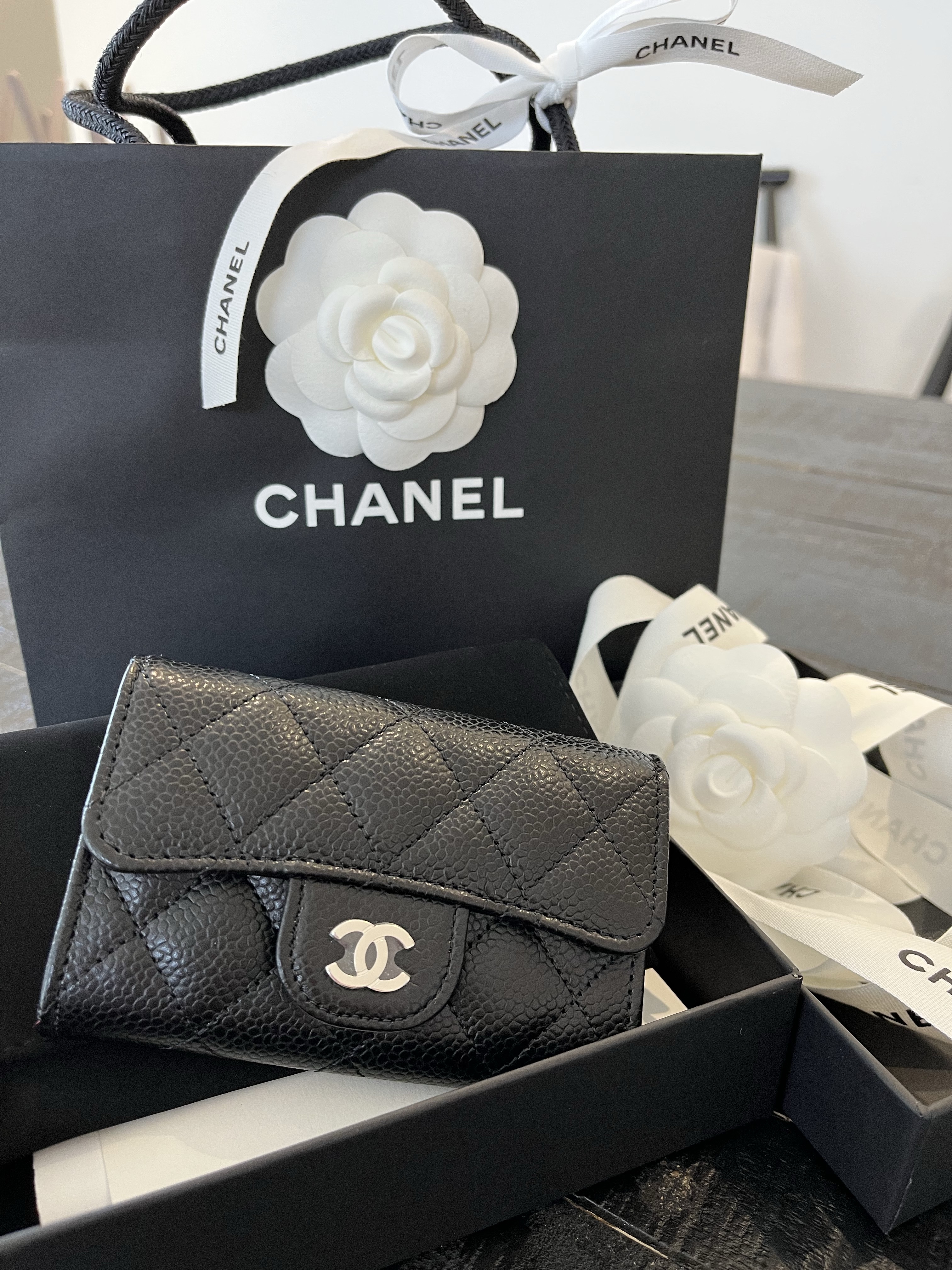 Chanel Classic Card Holder Grained Calfskin & Silver Black 착용 스타일