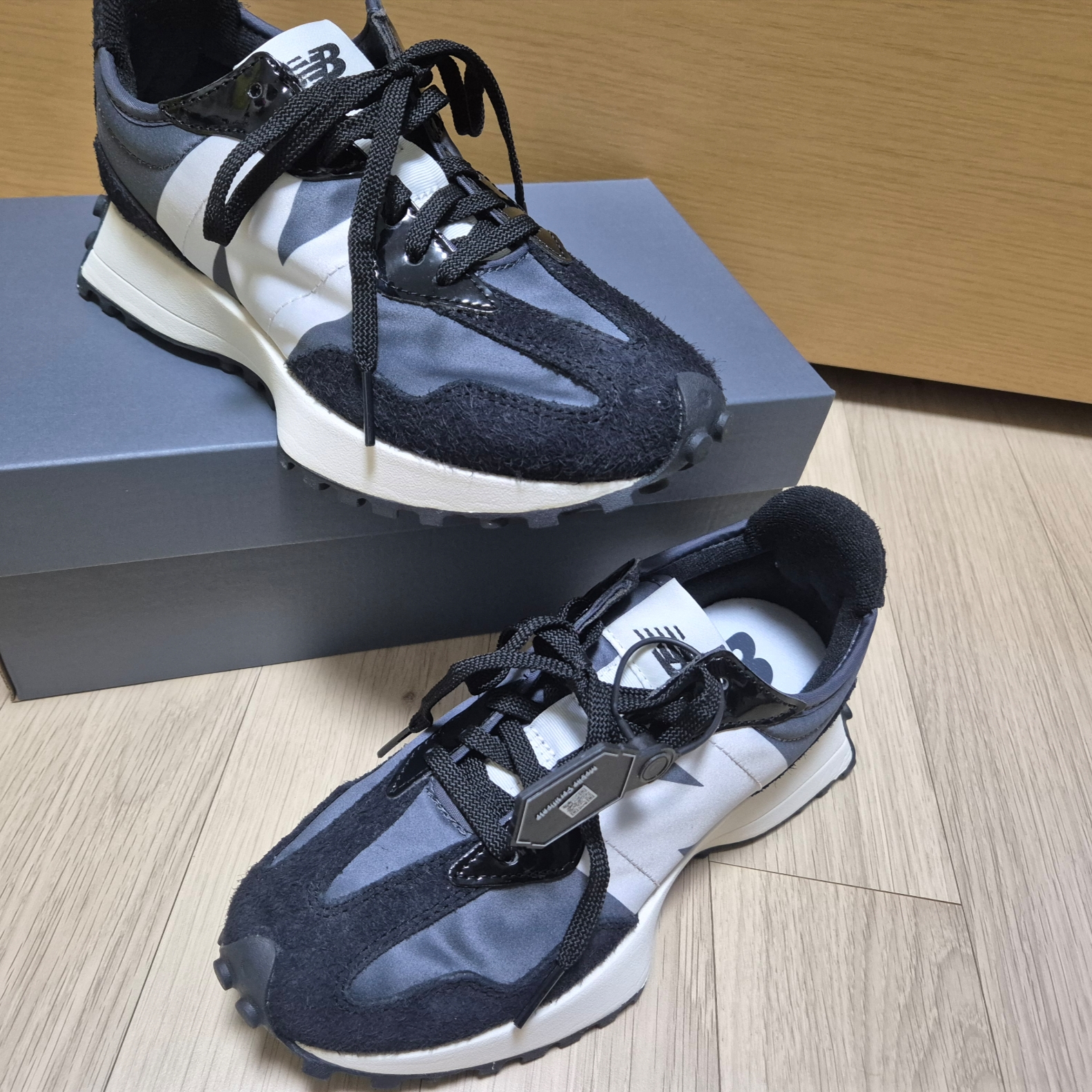 (W) New Balance 327 Black Grey 착용 스타일 - 2