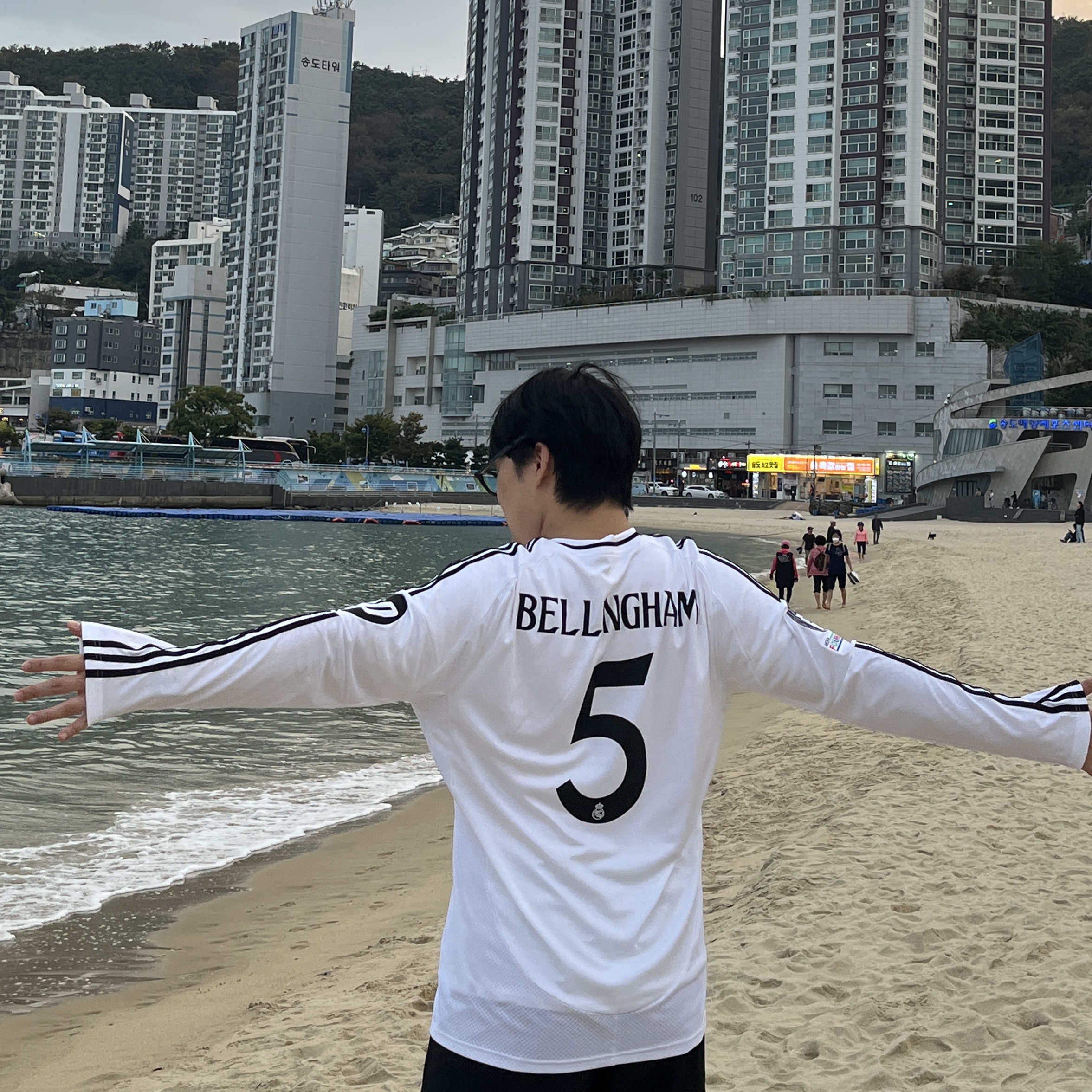 Adidas Samba OG Cloud White, Adidas Real Madrid 2024/25 Home Long Sleeve Jersey White - KR Sizing (Non Marking Ver.) 착용 스타일 - 3