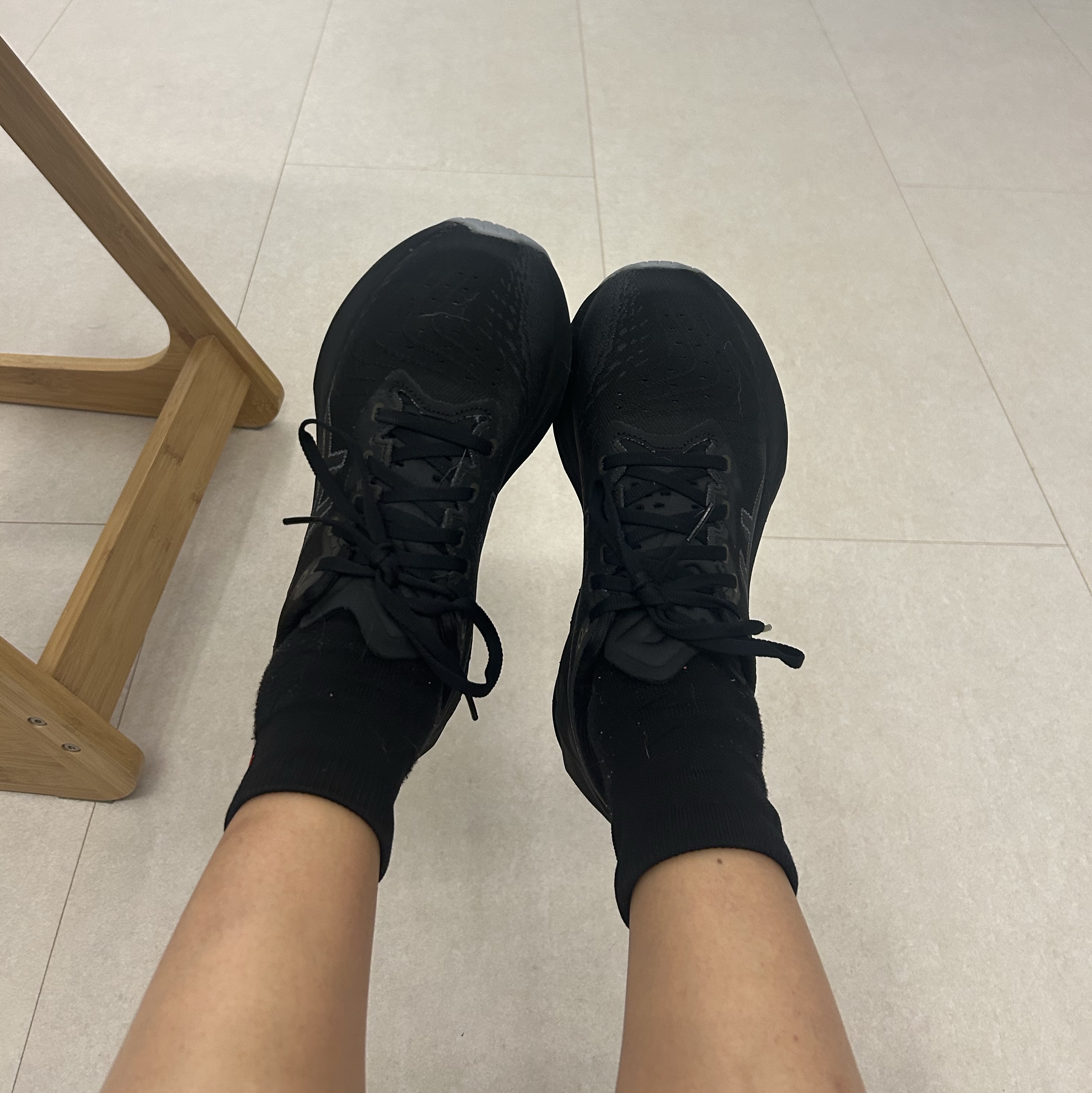 Asics Novablast 4 Black Graphite Grey 착용 스타일 - 2