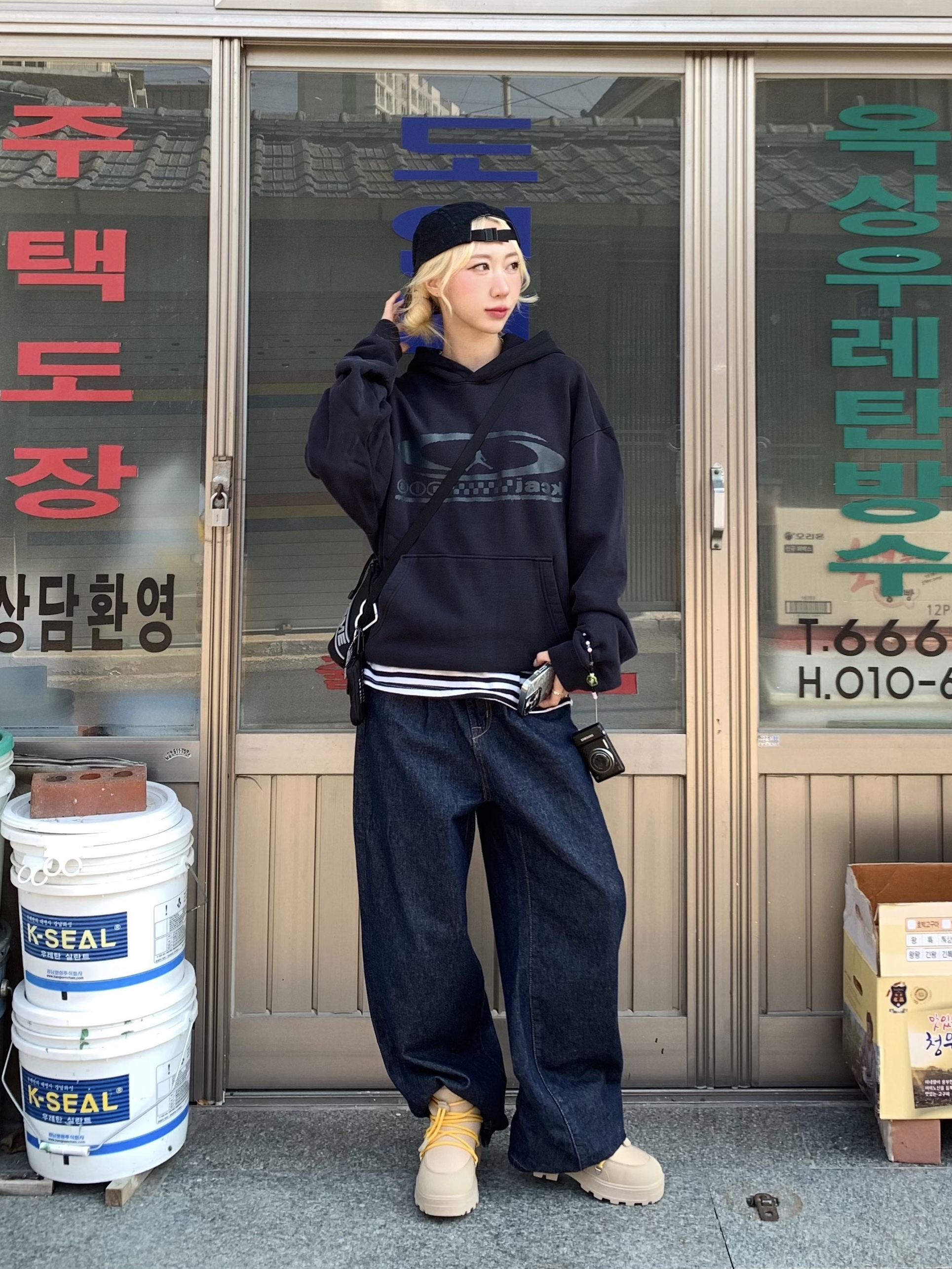 Jordan x Travis Scott Pullover Hoodie Black (FQ7821-010), Tretorn Alnarp Hybrid Boots Sand 착용 스타일 - 1