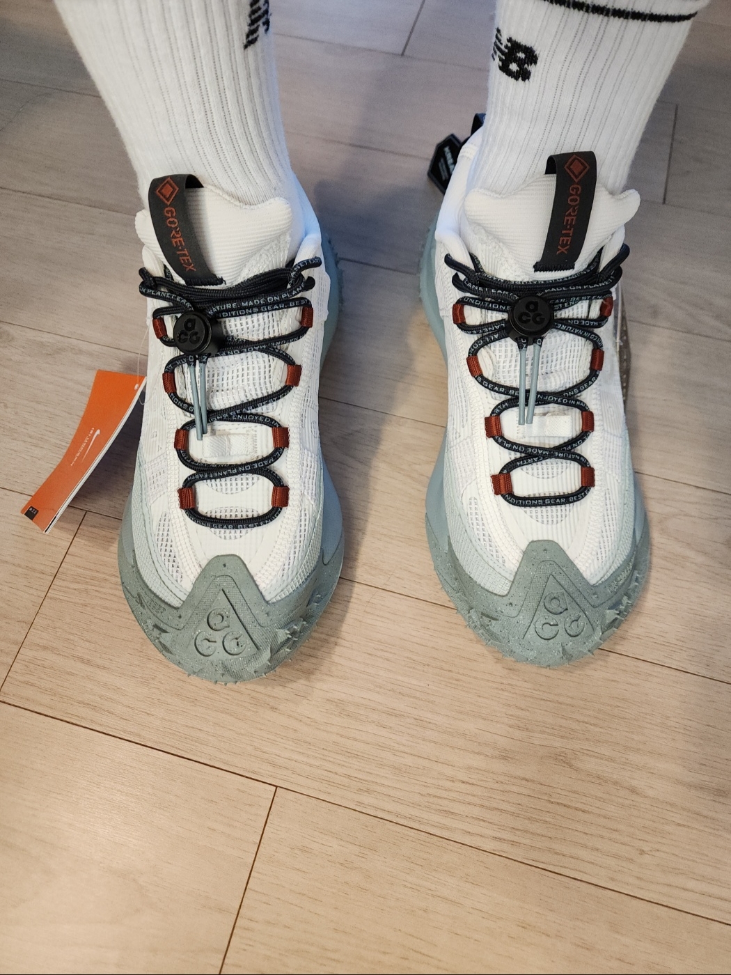Nike ACG Mountain Fly 2 Low Gore-Tex Phantom Dark Smoke Grey 착용 스타일