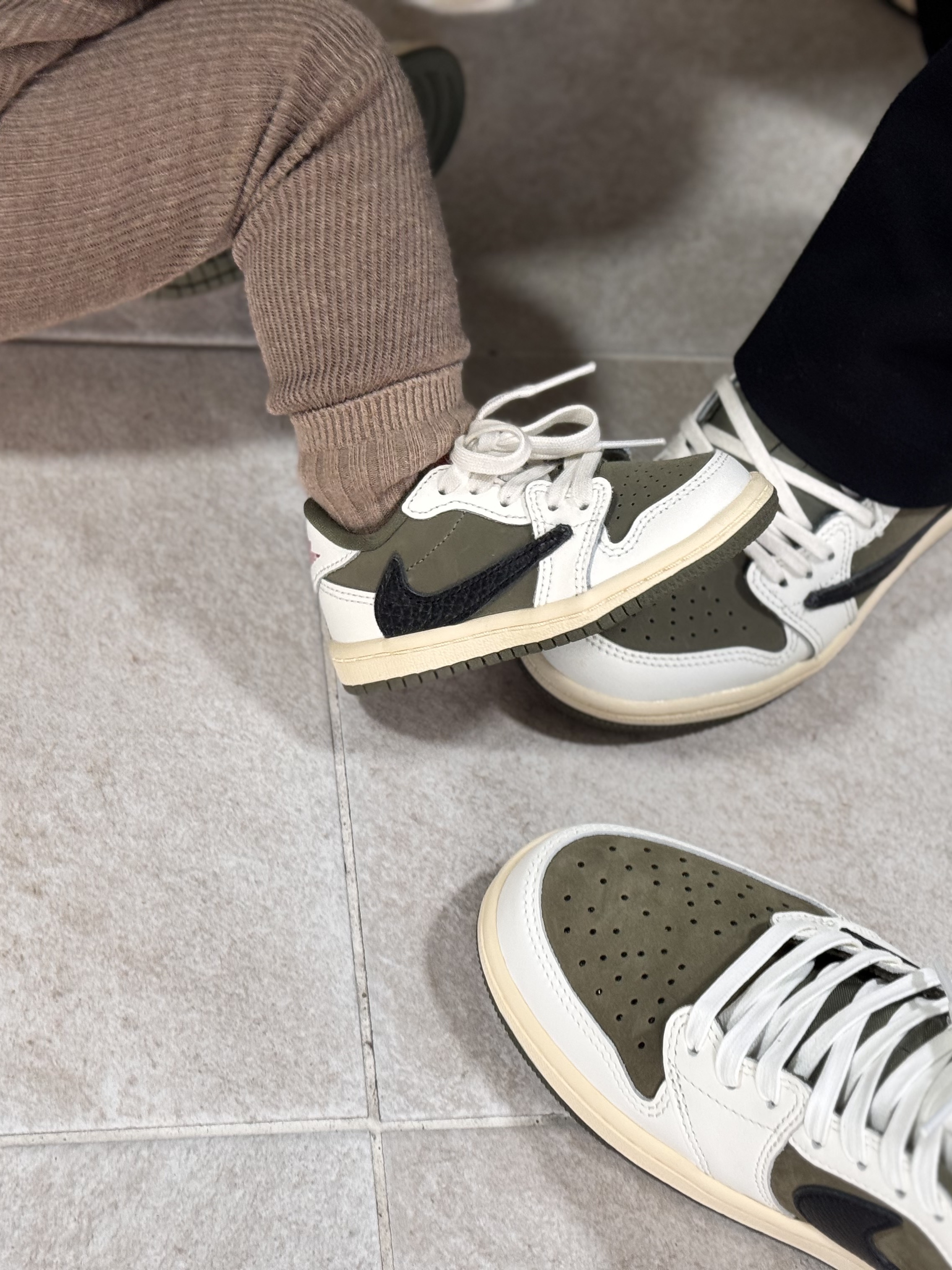 Jordan 1 x Travis Scott Retro Low OG SP Reverse Olive, (PS) Jordan 1 x Travis Scott Retro Low OG SP Reverse Olive 착용 스타일 - 2