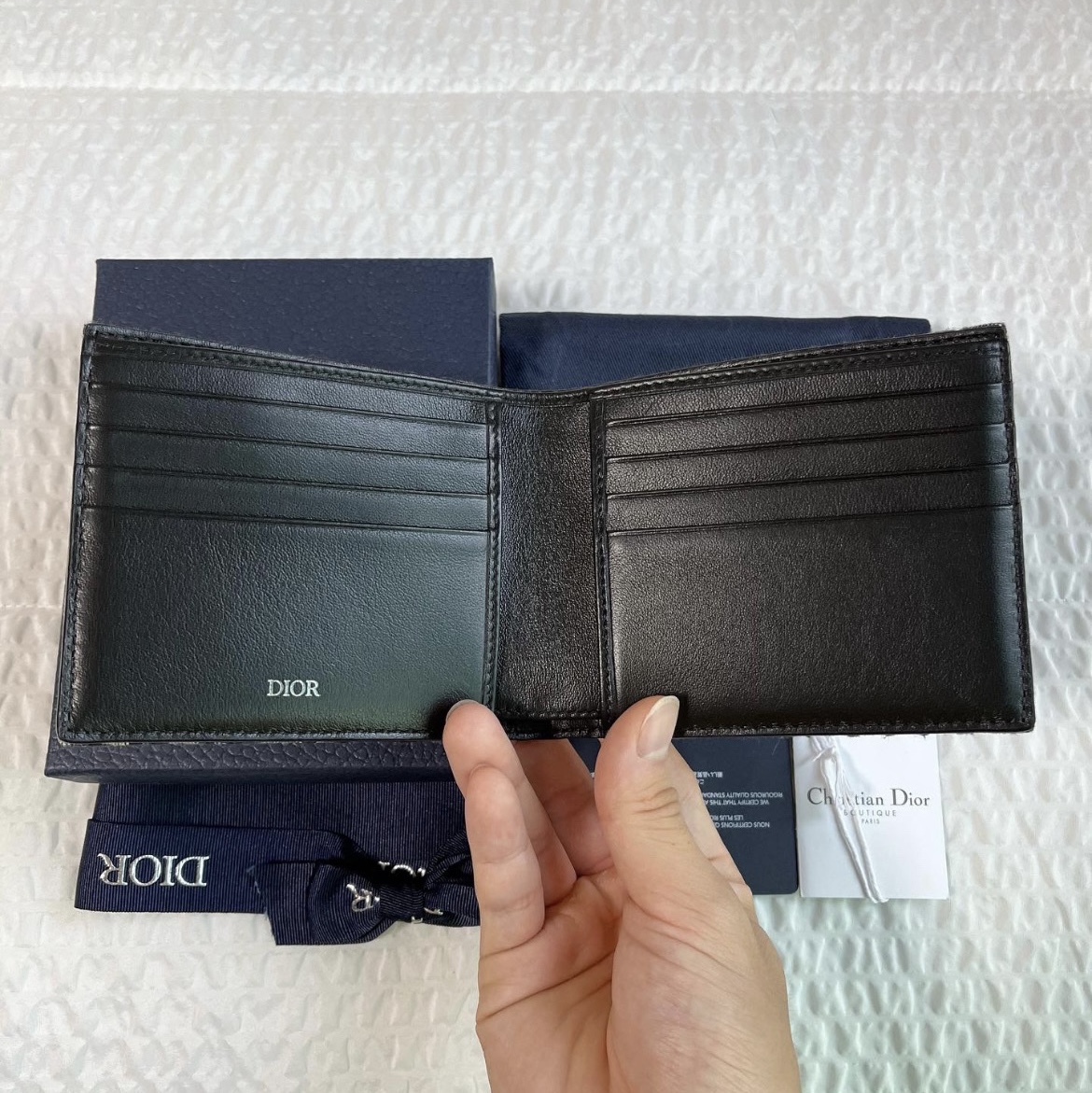 Dior Compact Wallet Beige & Black Dior Oblique Jacquard 착용 스타일 - 4