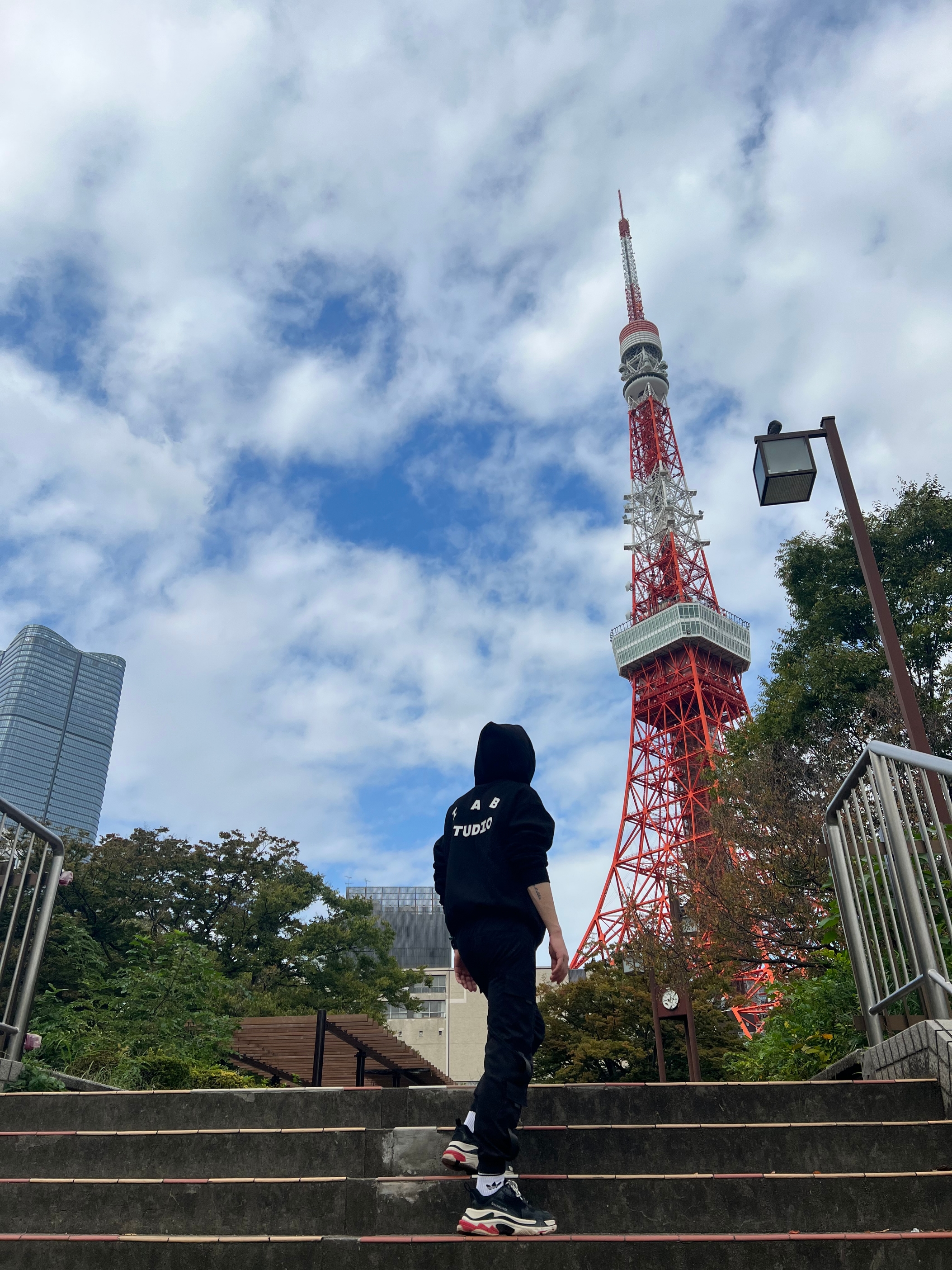 IAB Studio Hoodie Black 착용 스타일