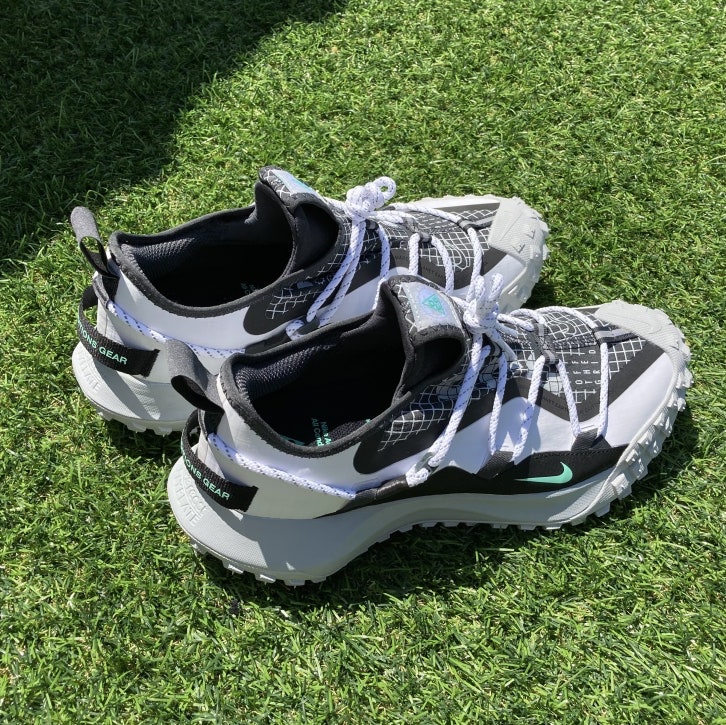 Nike ACG Mountain Fly Low SE White and Black 착용 스타일