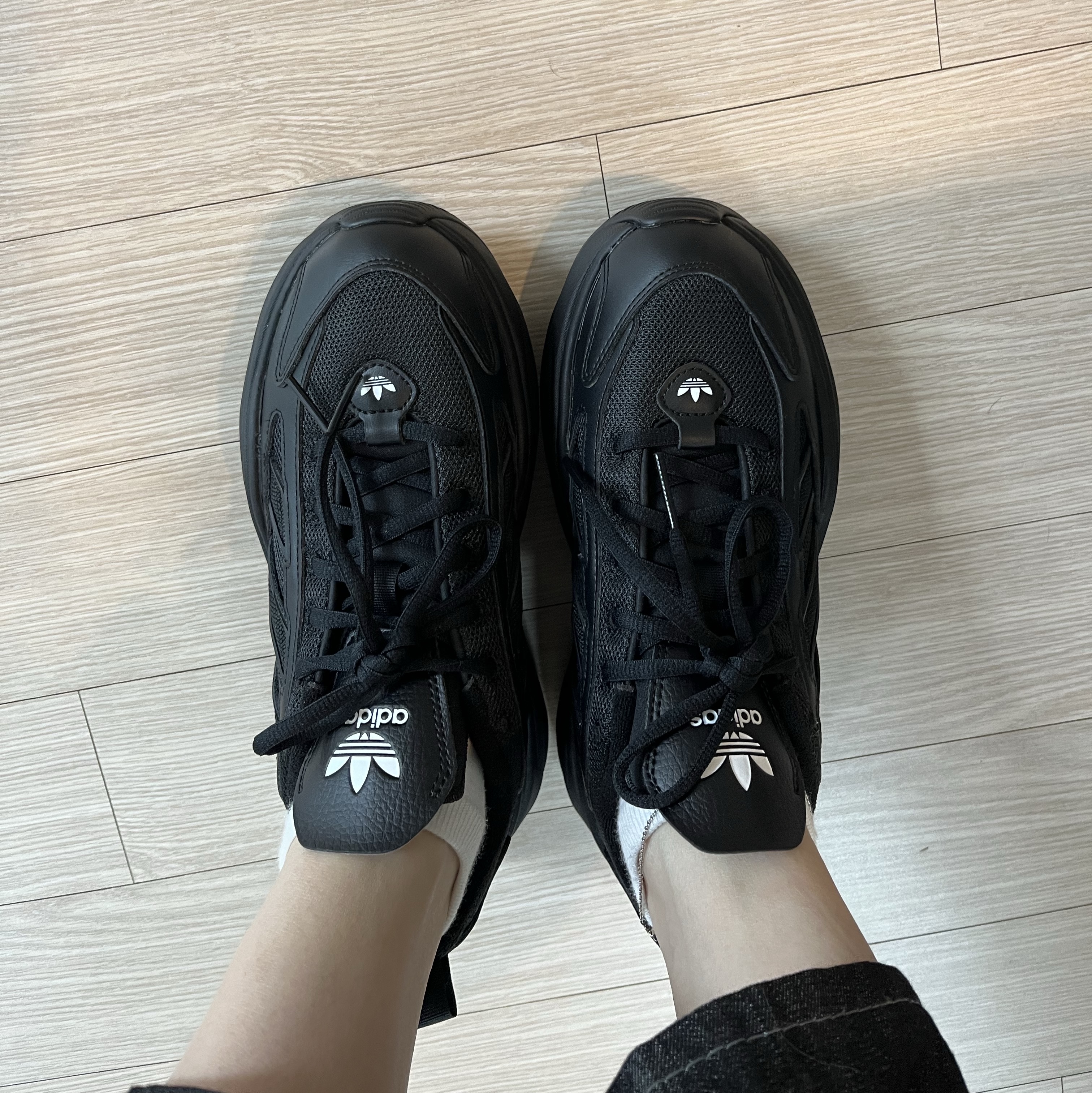 (W) Adidas Ozgaia Core Black 착용 스타일