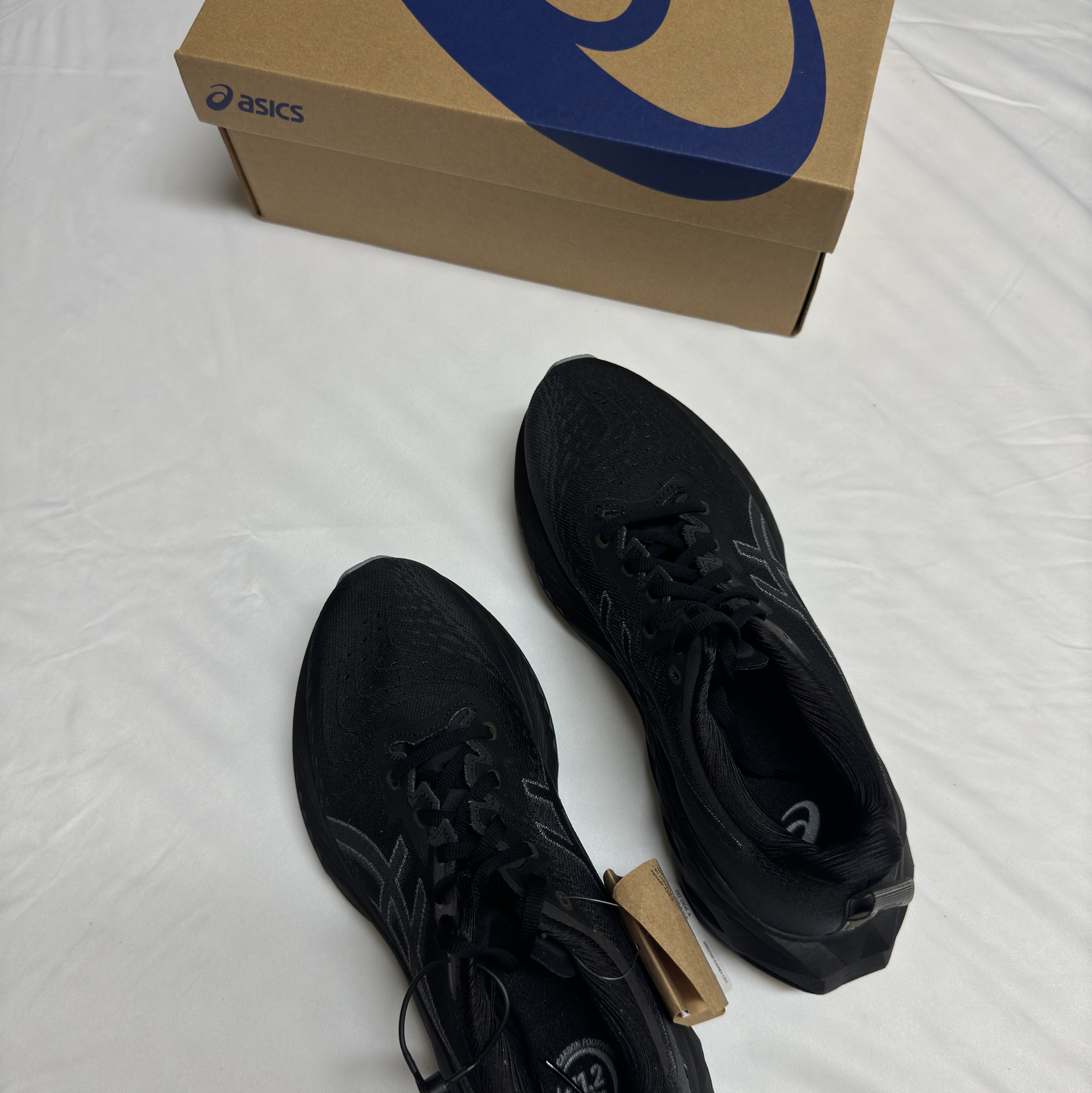 Asics Novablast 4 Black Graphite Grey, Asics Novablast 4 Black Graphite Grey - 2E Wide 착용 스타일 - 2