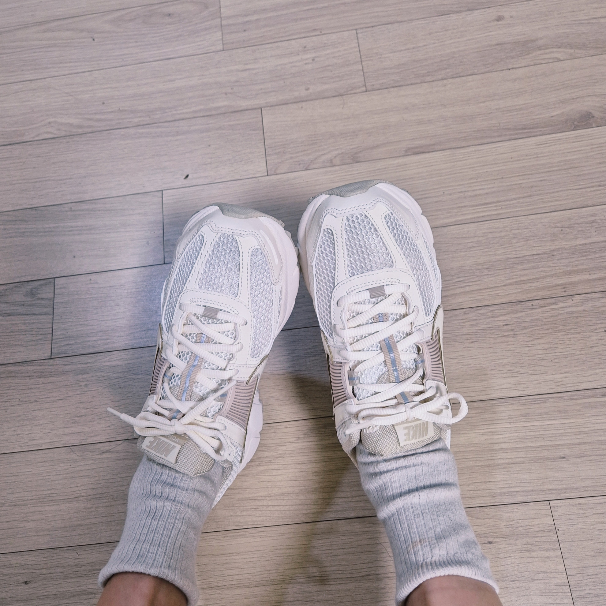 (W) Nike Zoom Vomero 5 Pale Ivory Sanddrift 착용 스타일 - 4