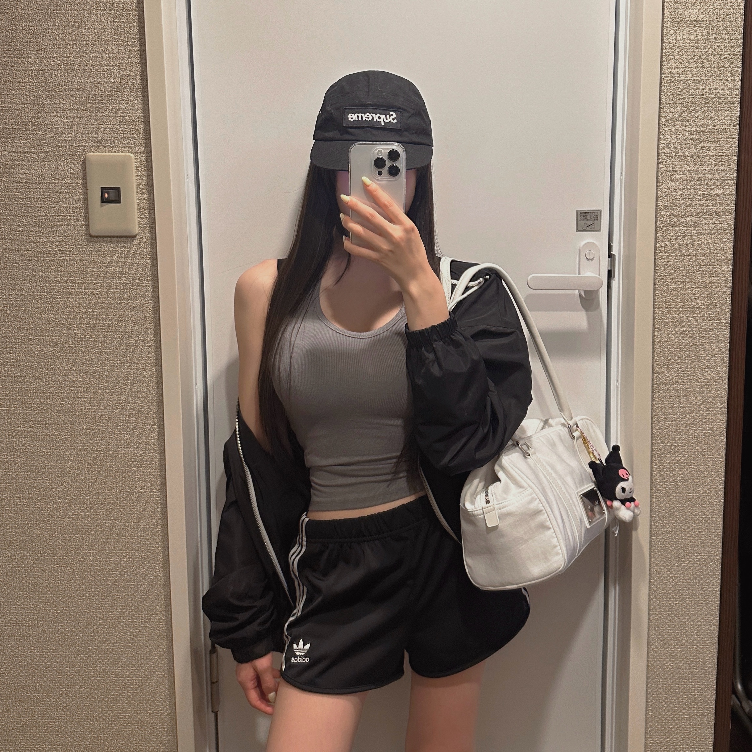 Matin Kim Sporty Tote Bag White, Supreme Washed Chino Twill Camp Cap Black - 24SS 착용 스타일