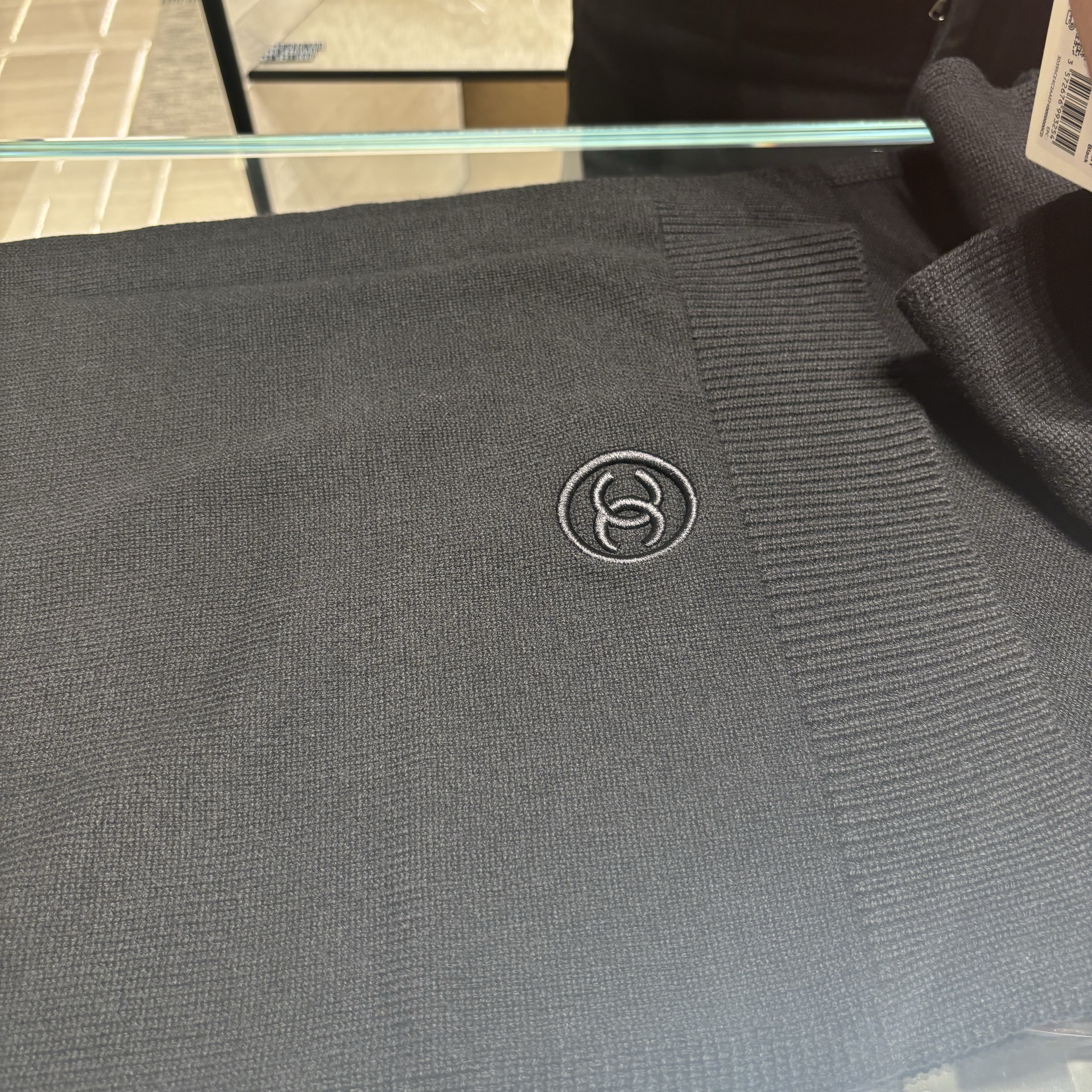 (W) Chanel Muffler Cashmere & Black 착용 스타일