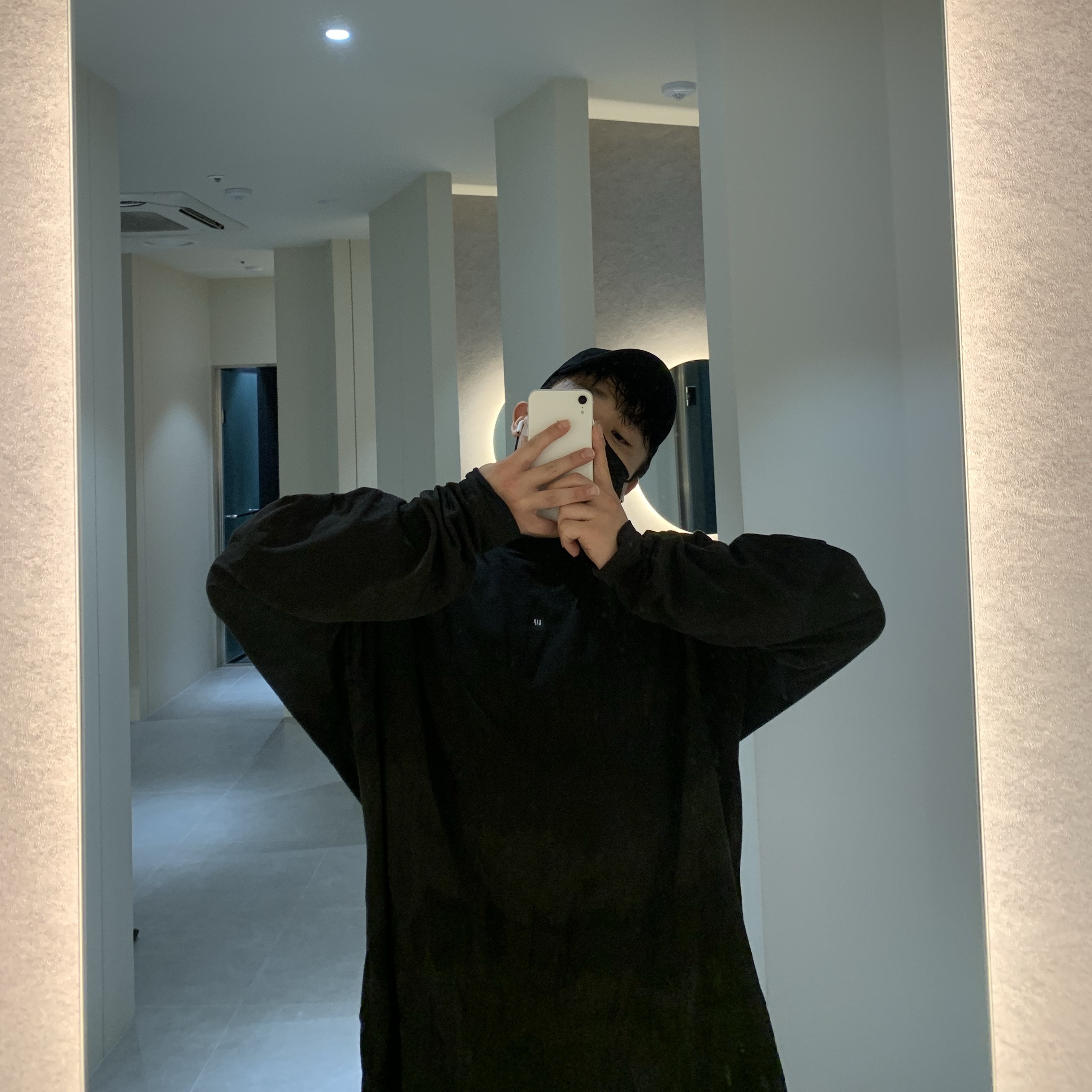 Yeezy Gap Engineered By Balenciaga Logo Long Sleeve T-Shirt Black 착용 스타일 - 2