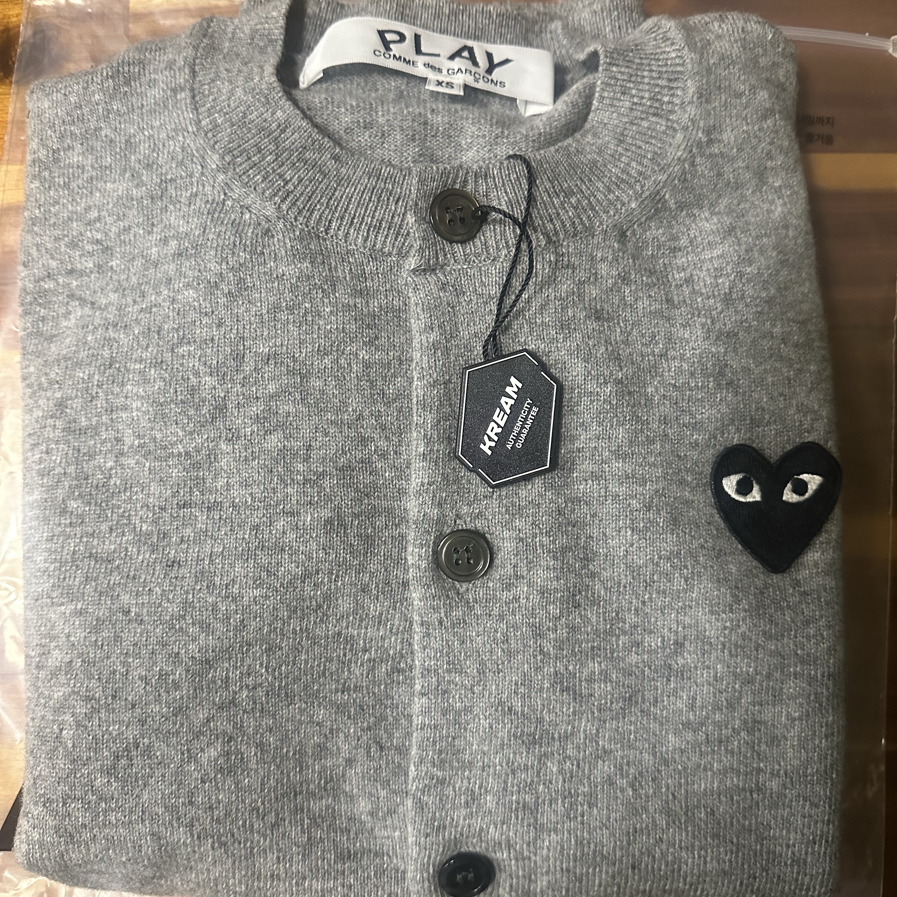 Play Comme des Garcons Black Heart Knit Cardigan Grey 착용 스타일