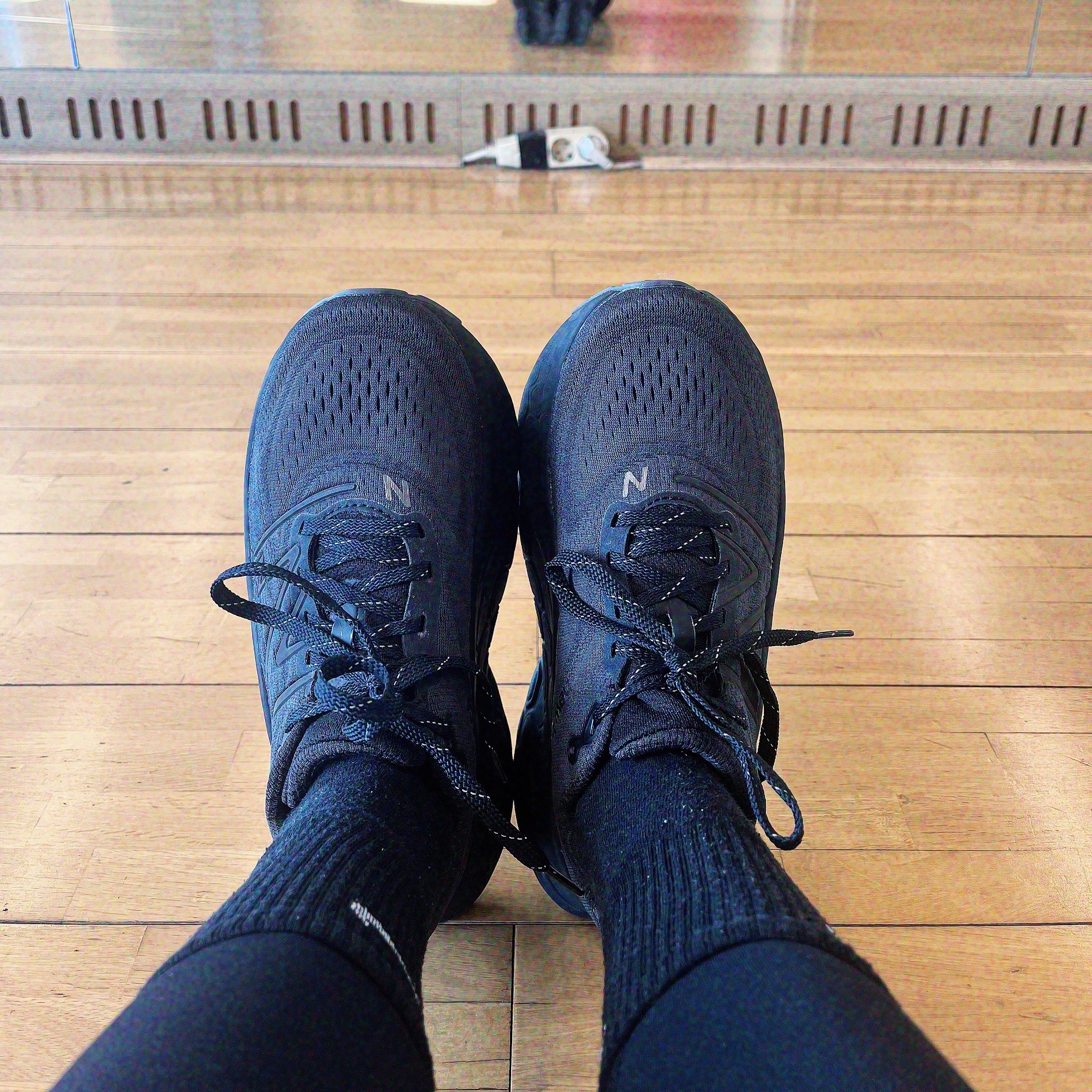 (W) New Balance Fresh Foam X More v4 Triple Black - D Wide 착용 스타일