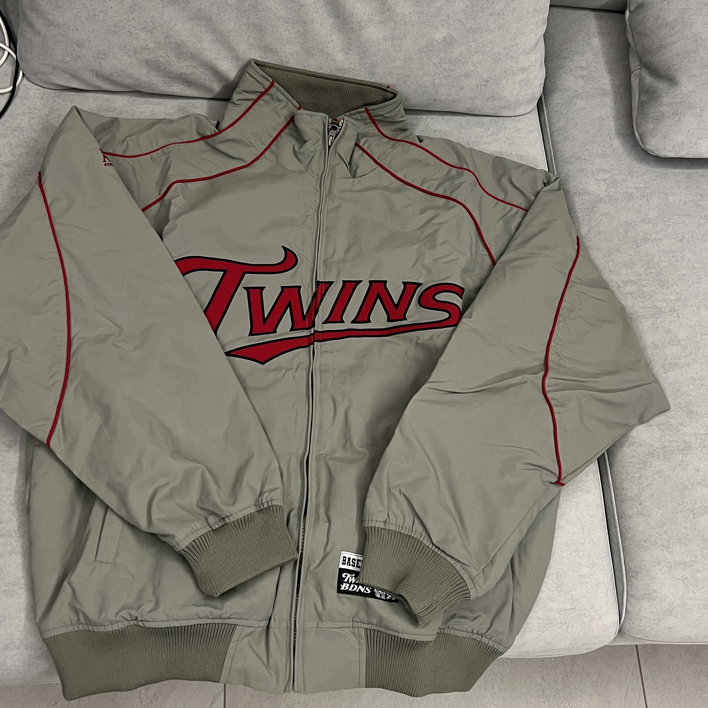 BDNS x LG TWINS Dugout Jacket Grey 착용 스타일