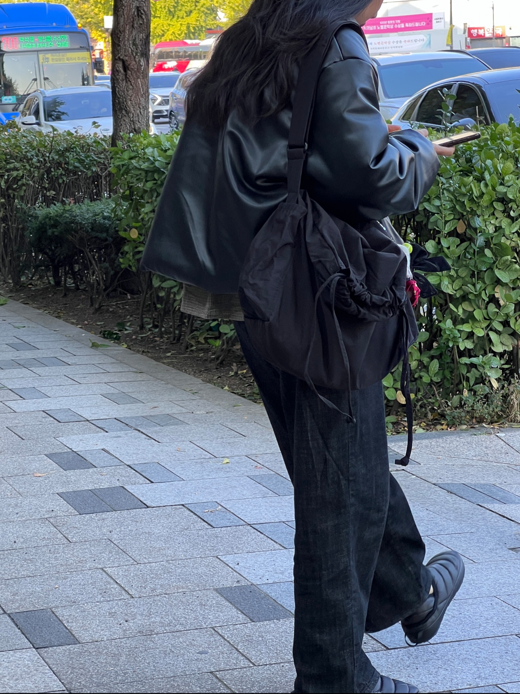 The North Face Nuptse Mule Black, Uniqlo U Drawstring Shoulder Bag Black 착용 스타일