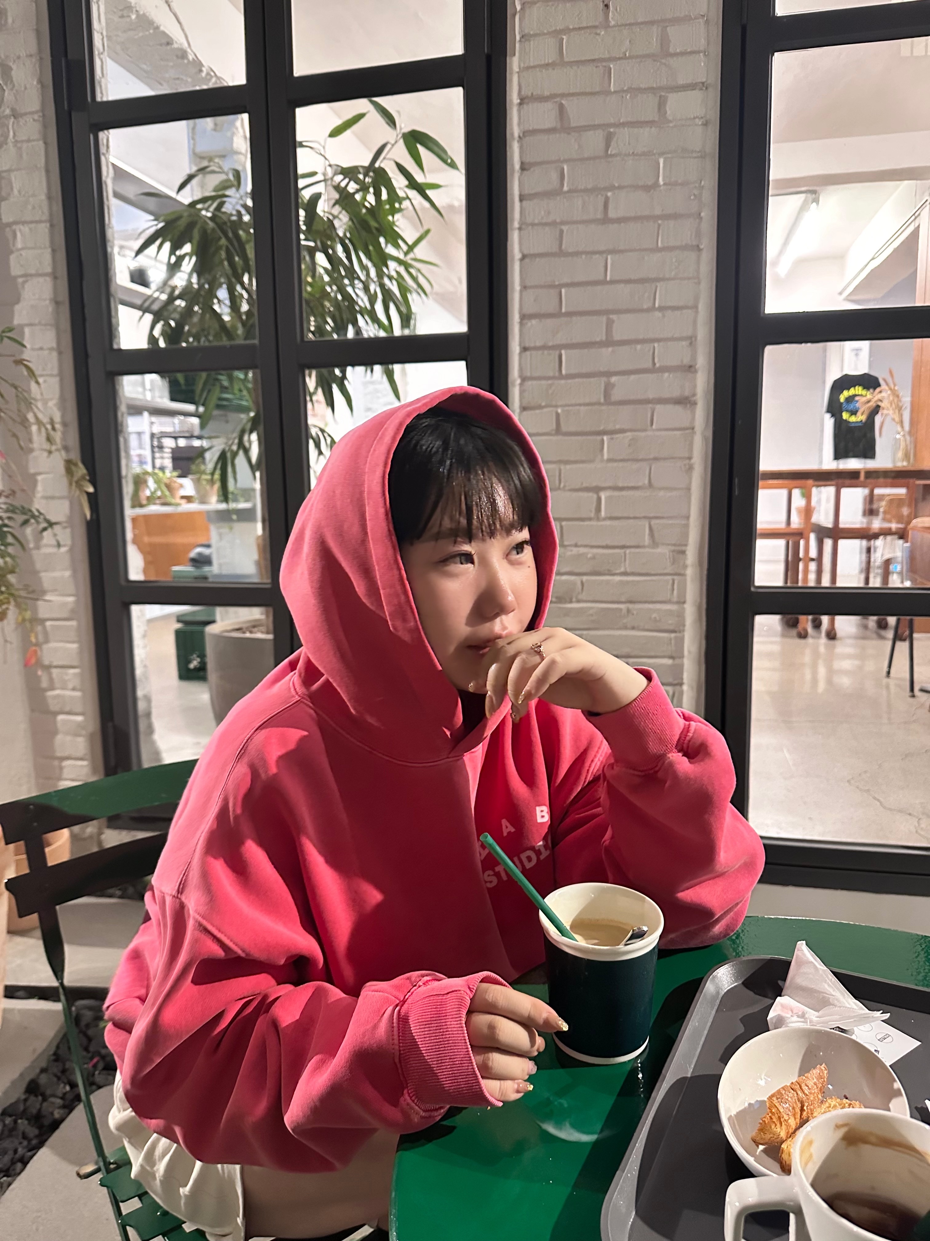 IAB Studio Pigment Hoodie & Sack Coral 착용 스타일