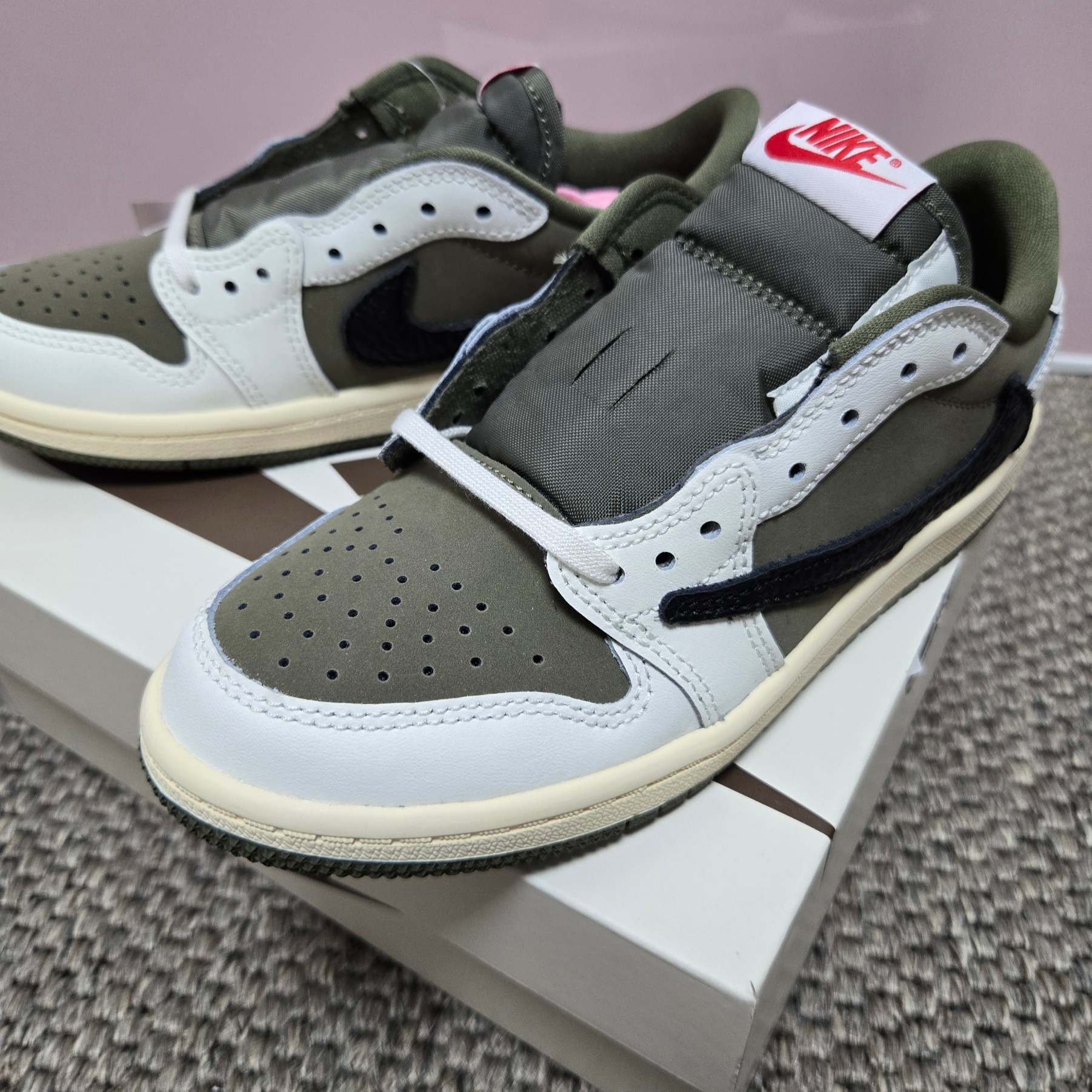 (PS) Jordan 1 x Travis Scott Retro Low OG SP Reverse Olive 착용 스타일 - 2