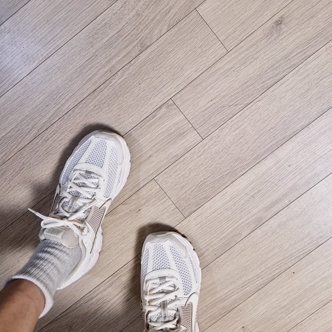 (W) Nike Zoom Vomero 5 Pale Ivory Sanddrift 착용 스타일 - 5