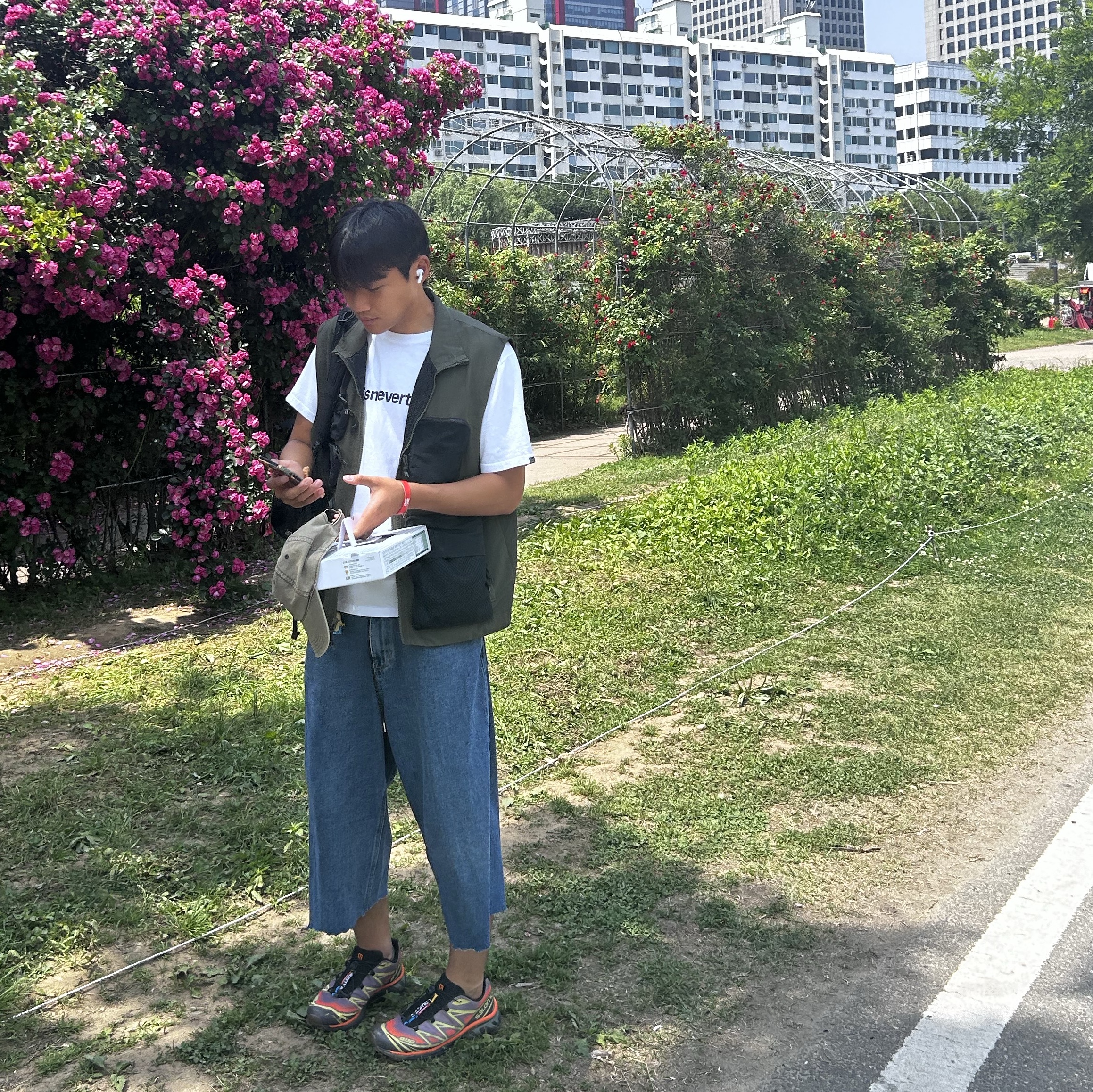 Nike ACG Vest Cargo Khaki Black - Asia, Salomon XT-6 Skyline Moonscape 착용 스타일 - 2