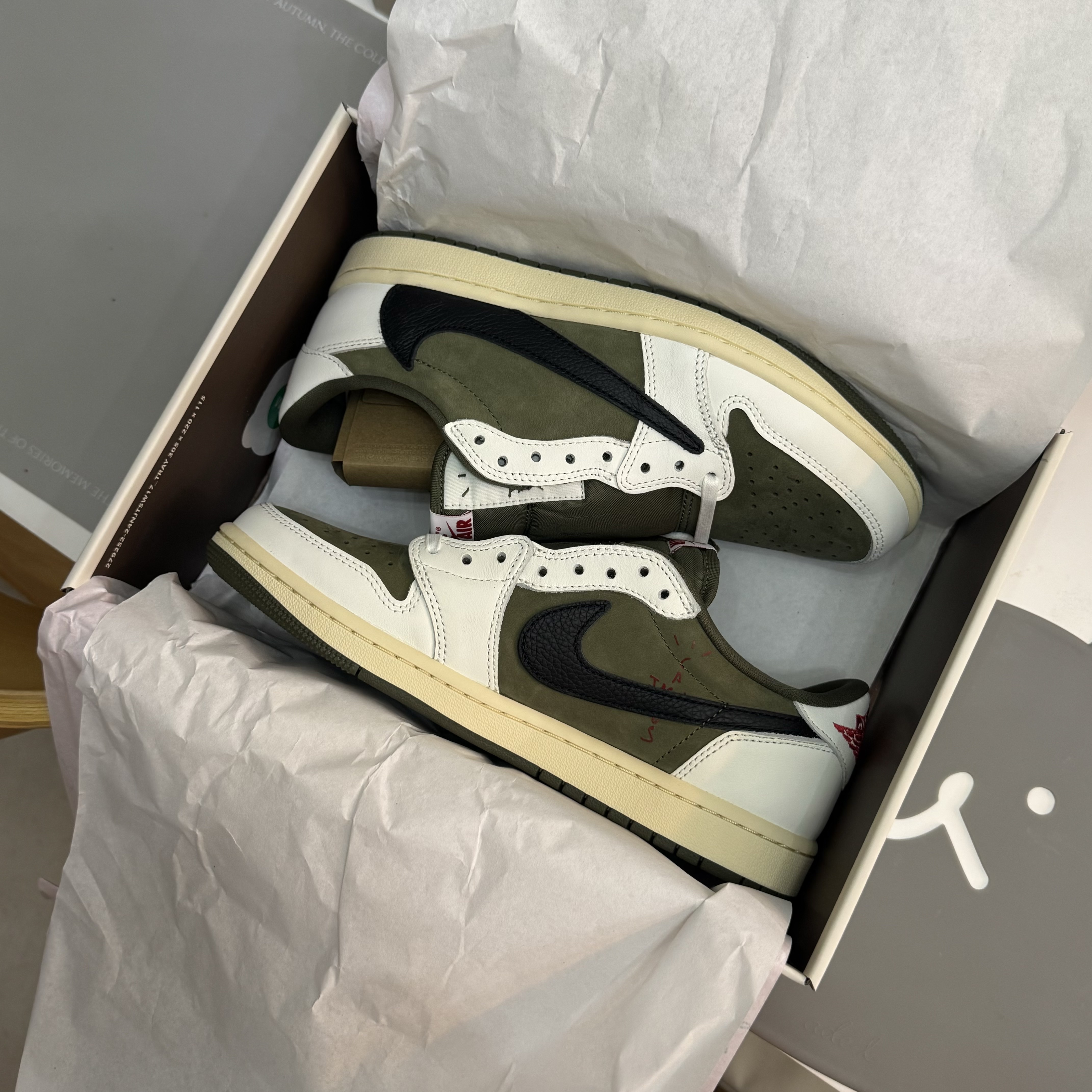 Jordan 1 x Travis Scott Retro Low OG SP Reverse Olive 착용 스타일