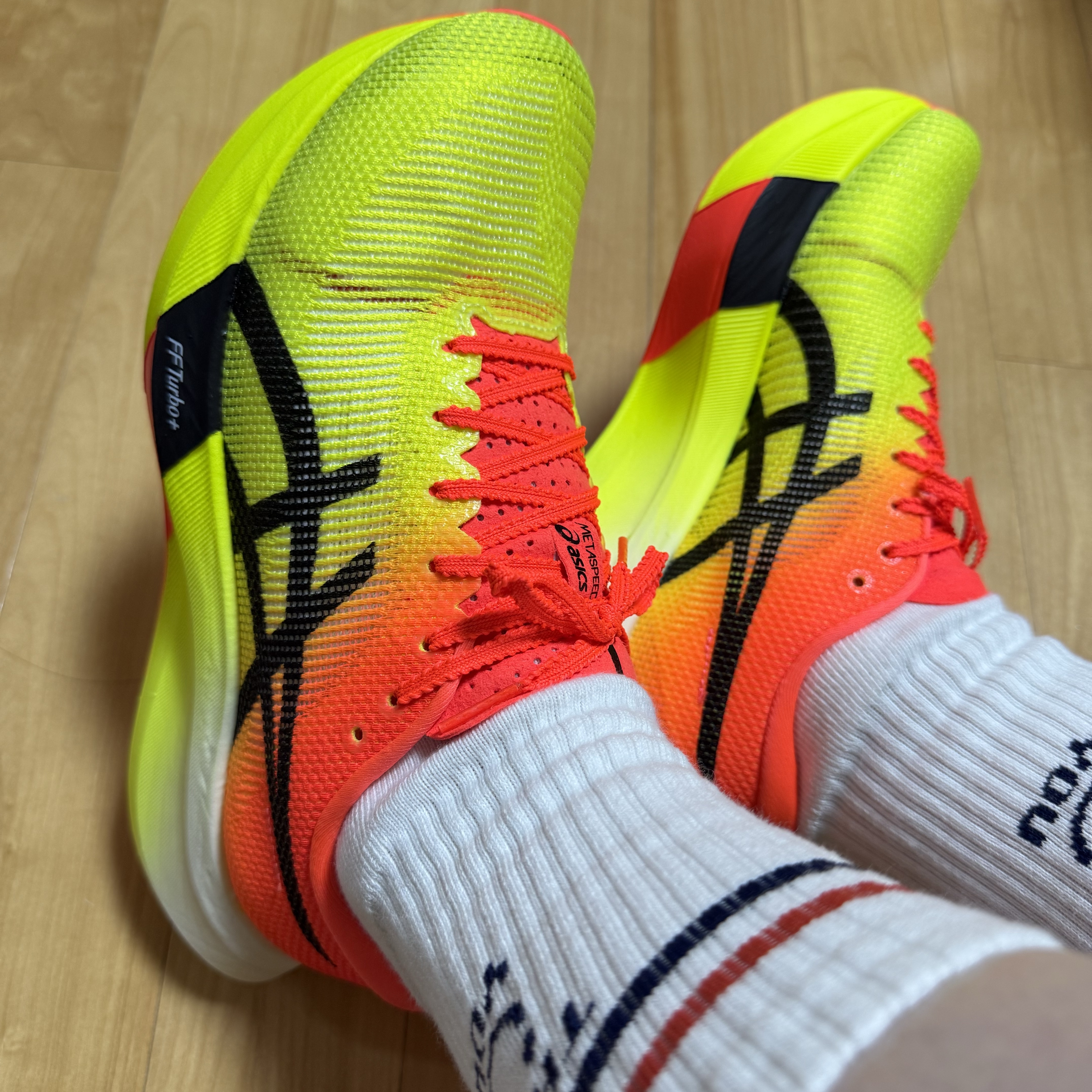 Asics Metaspeed Sky Paris Safety Yellow Black 착용 스타일