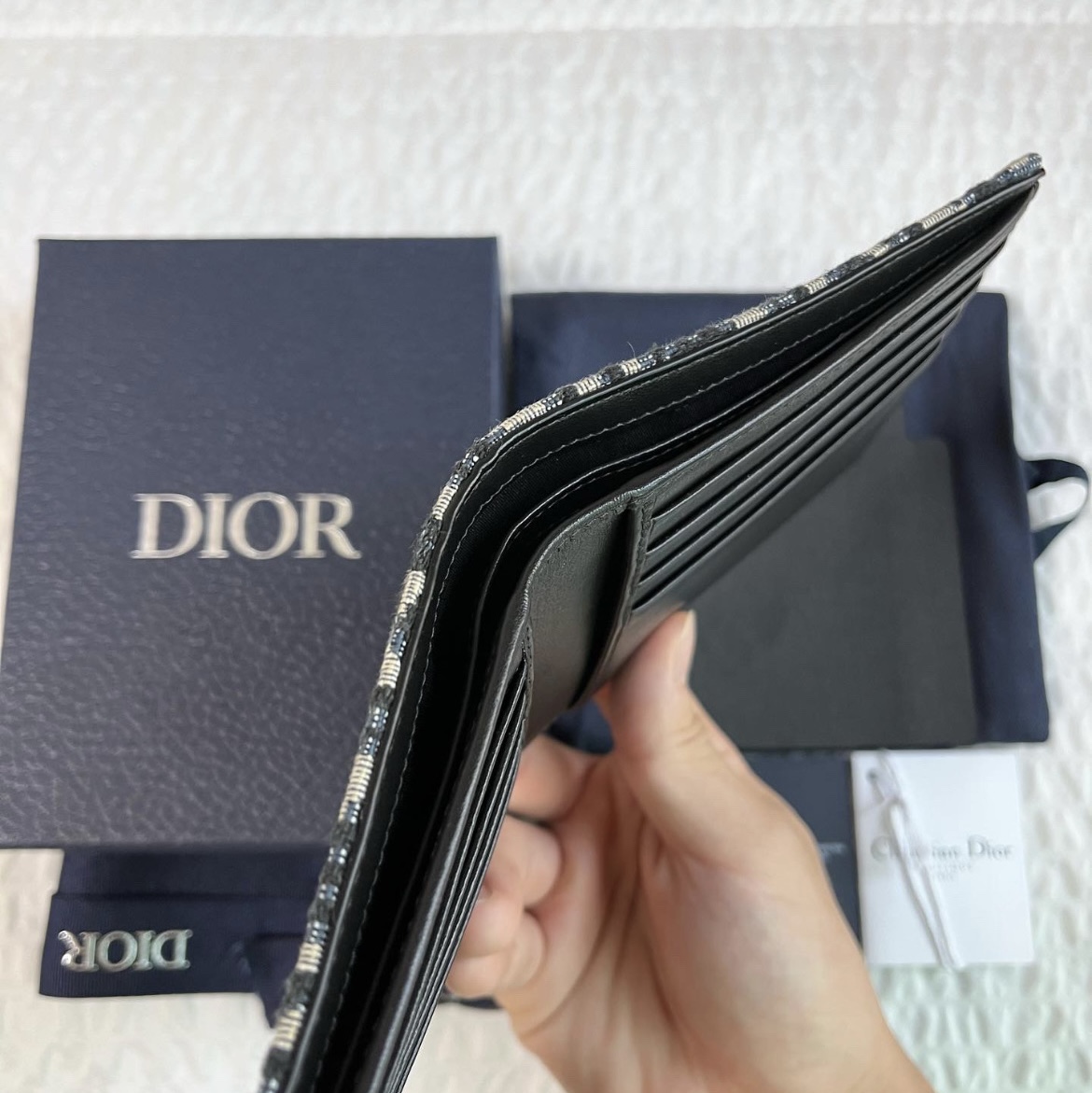 Dior Compact Wallet Beige & Black Dior Oblique Jacquard 착용 스타일 - 3