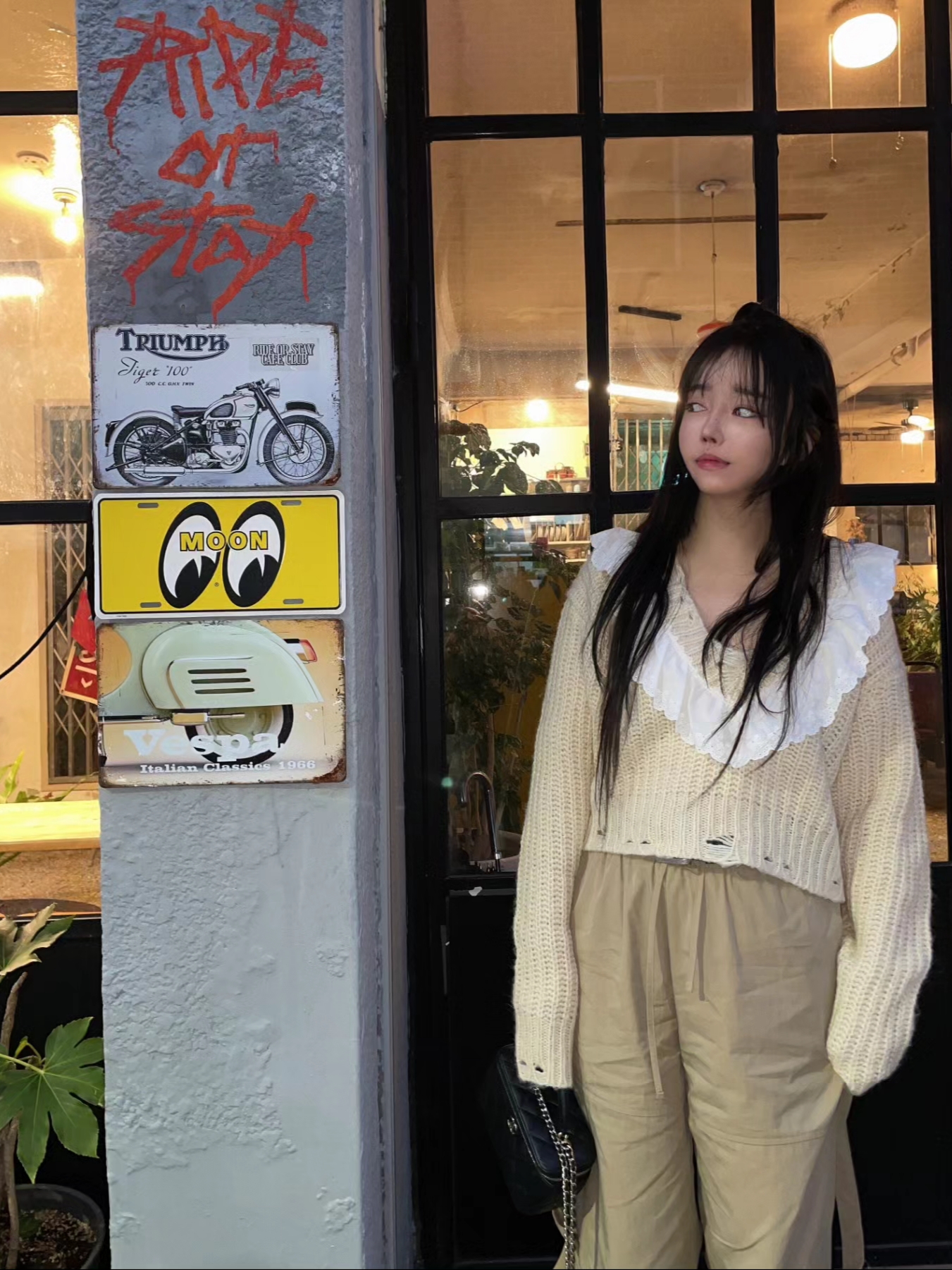 (W) Prada Double Wheel Nylon Gabardine Sneakers White, Chanel Vanity With Chain Lambskin & Gold Black (Inside Mirror) 착용 스타일 - 2