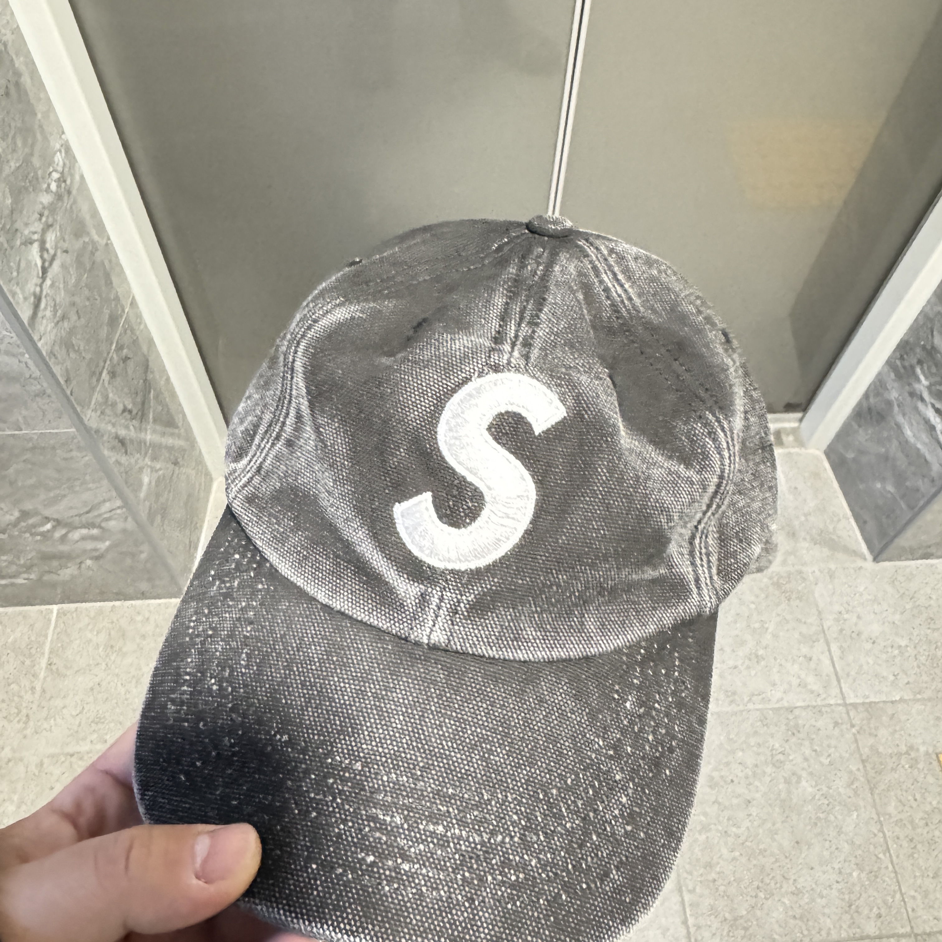 Supreme Pigment S Logo 6-Panel Black - 24FW 착용 스타일