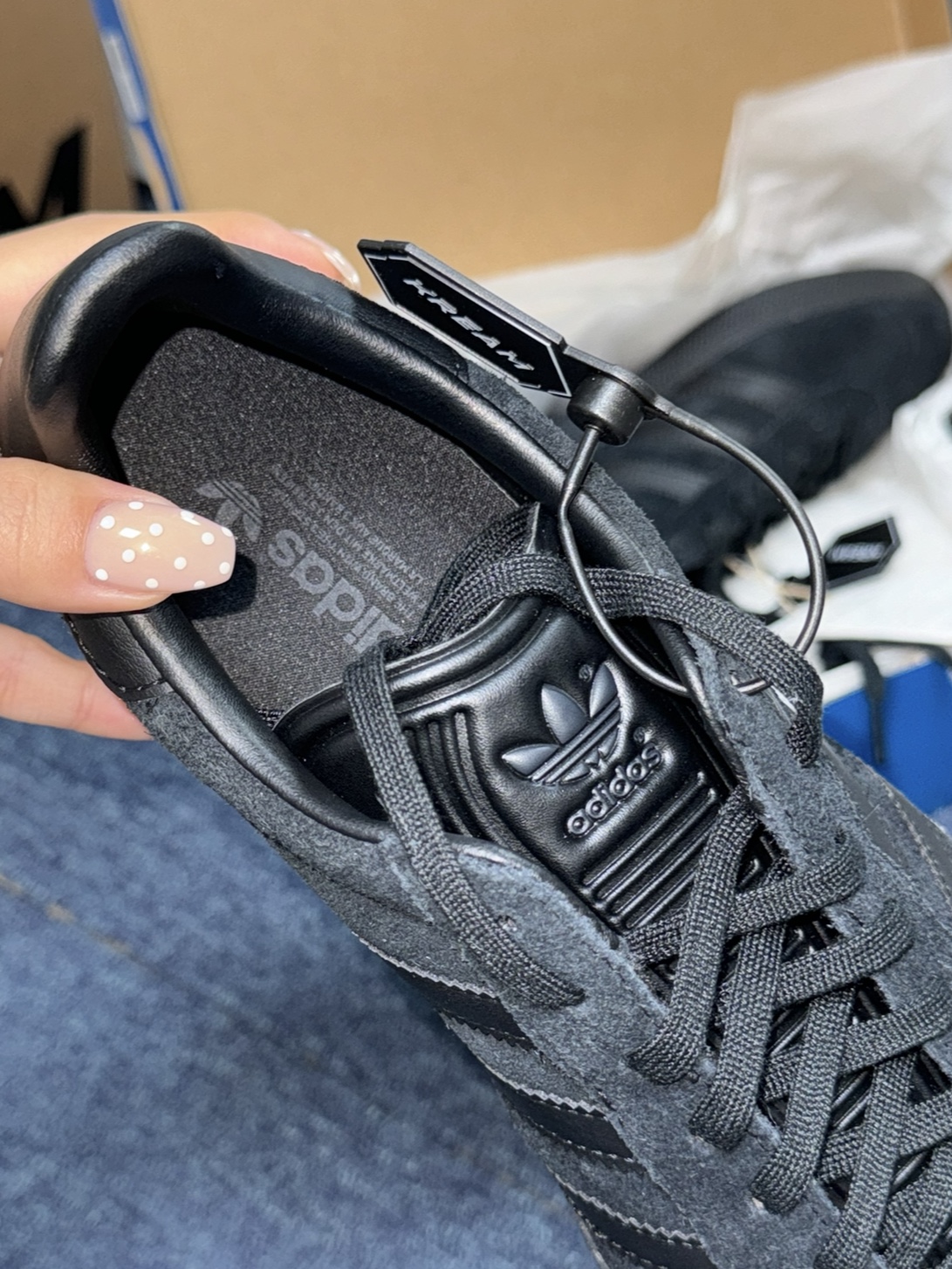 Adidas Gazelle Triple Black 착용 스타일 - 2