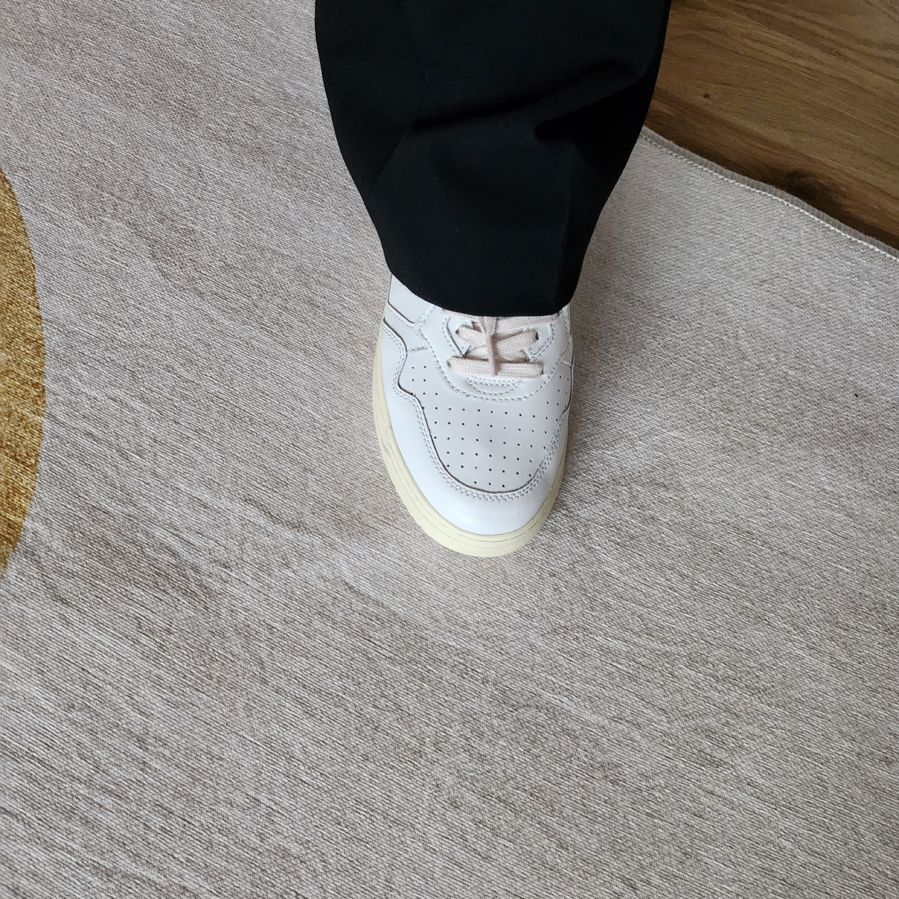 Autry Medalist Low Leather Sneakers White 착용 스타일 - 5