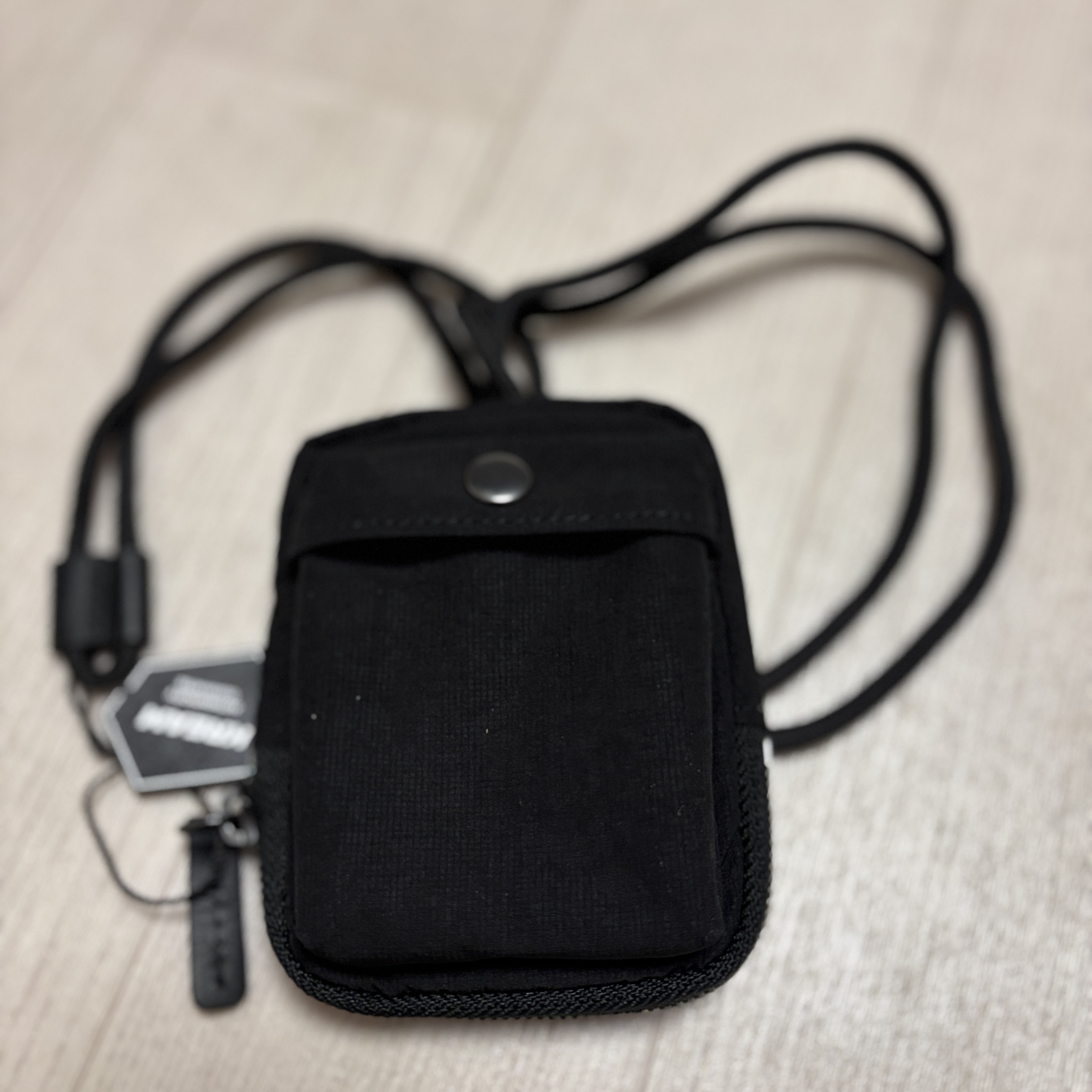 COS Mini Crossbody Pouch Nylon Black 착용 스타일
