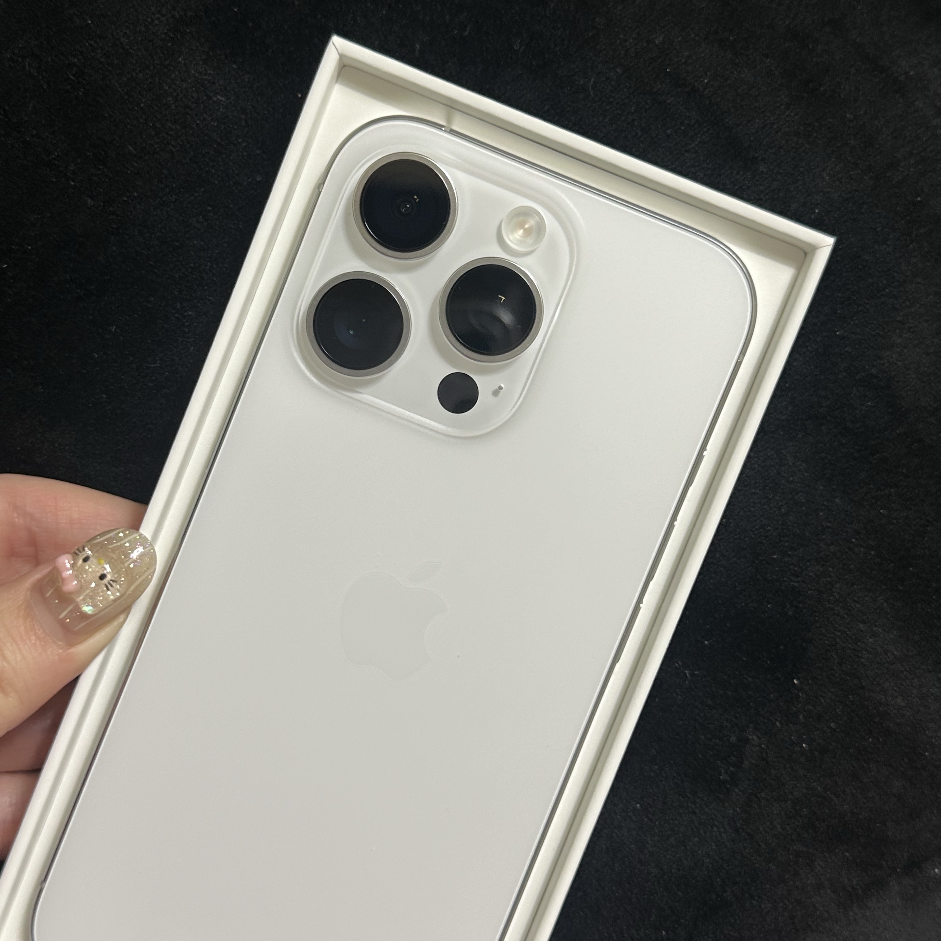 Apple iPhone 16 Pro 256GB White Titanium (Korean Ver.) 착용 스타일