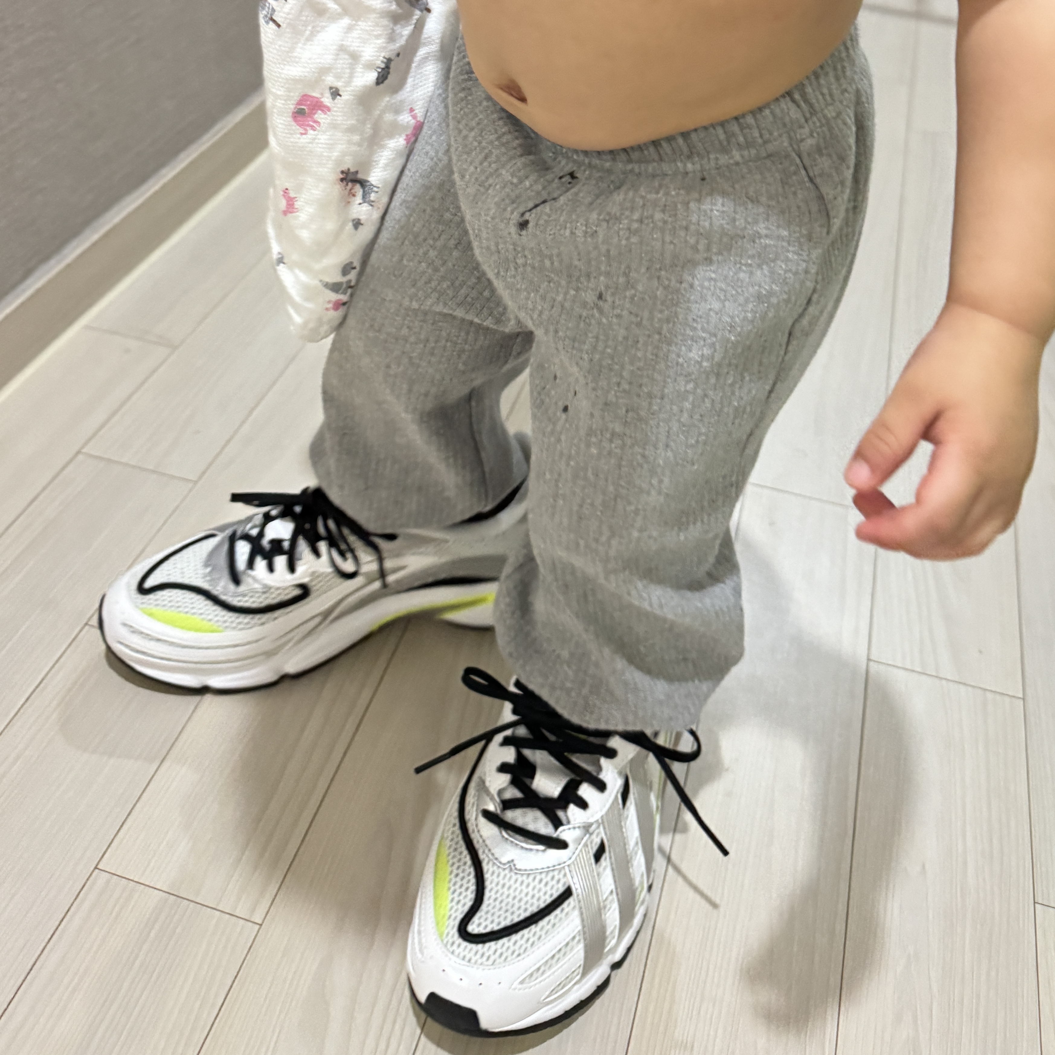 Adidas Orketro 2.0 Cloud White Metallic Silver 착용 스타일 - 2