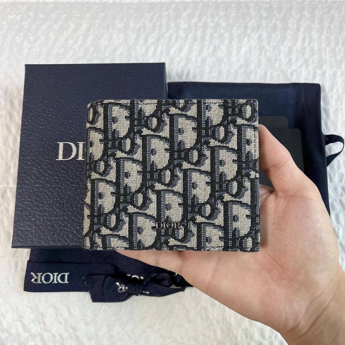 Dior Compact Wallet Beige & Black Dior Oblique Jacquard 착용 스타일 - 1