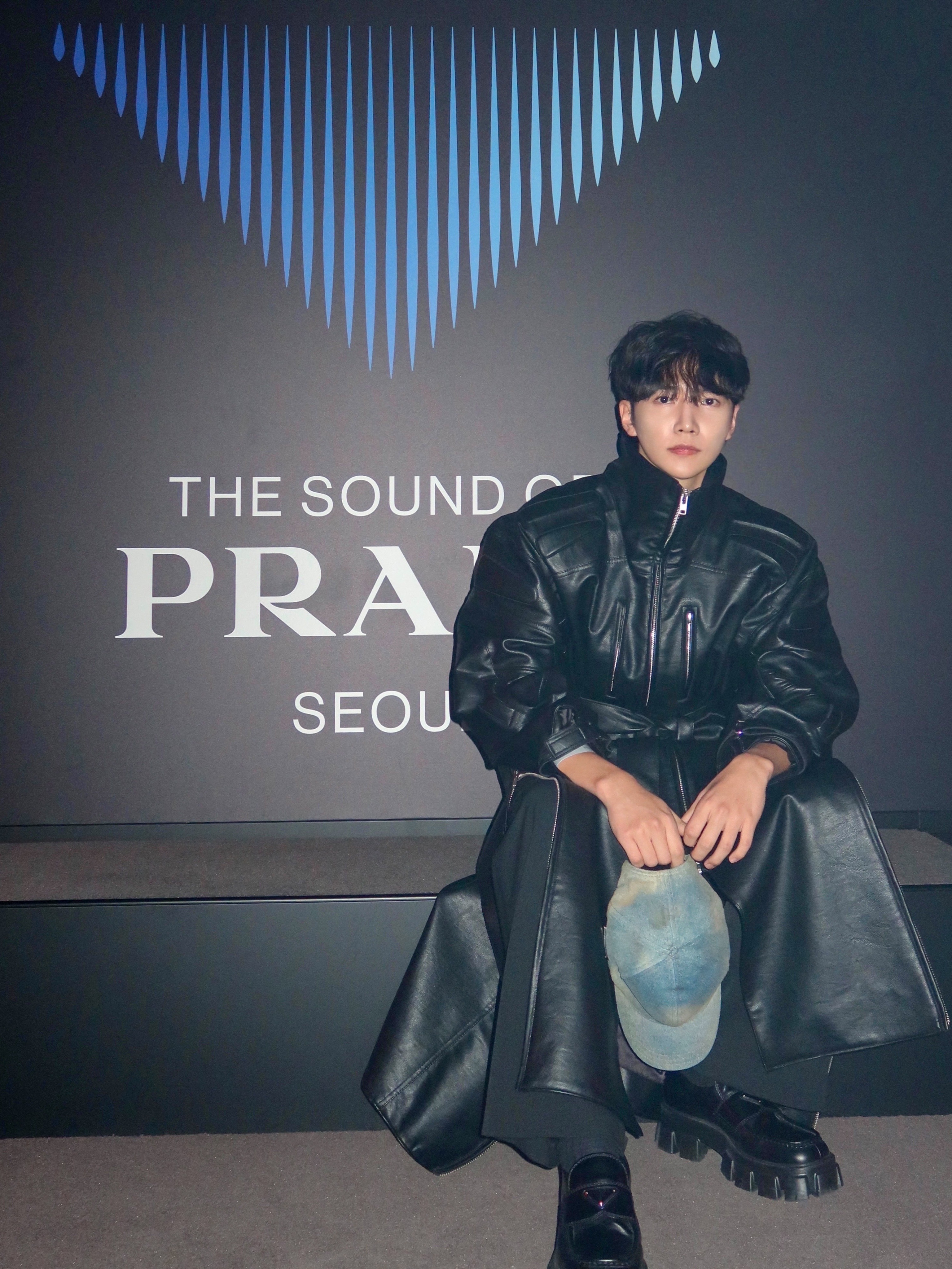 Prada Monolith Brushed Leather Loafers Black, Prada Denim Baseball Cap Light Blue 착용 스타일 - 1