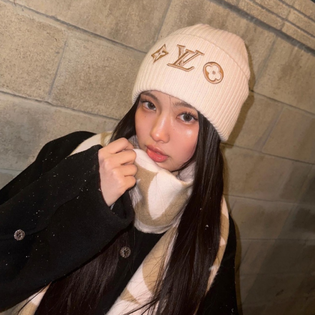 (W) Louis Vuitton Headline Beanie Beige Rose, Louis Vuitton Pearls Beanie Black 착용 스타일 - 5