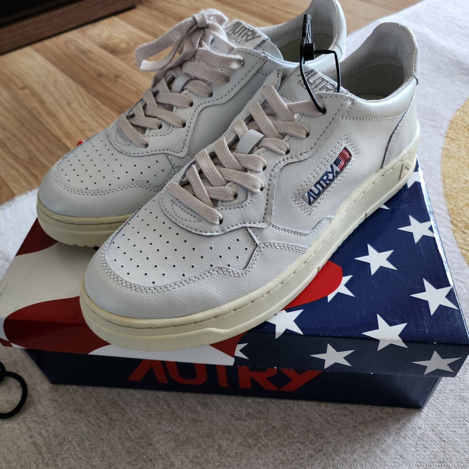 Autry Medalist Low Leather Sneakers White 착용 스타일 - 1