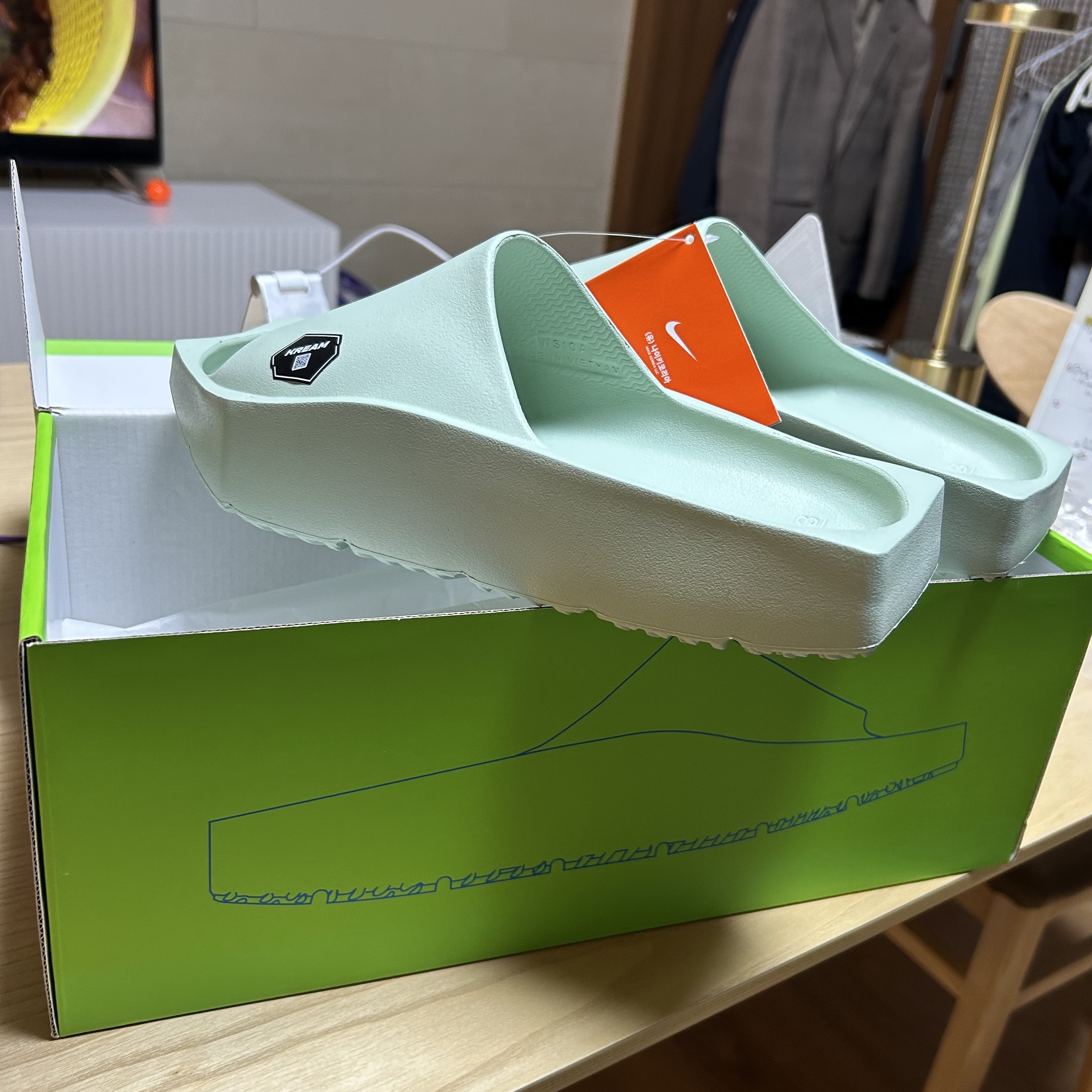 (W) Jordan Hex Slide Pistachio Frost 착용 스타일 - 4