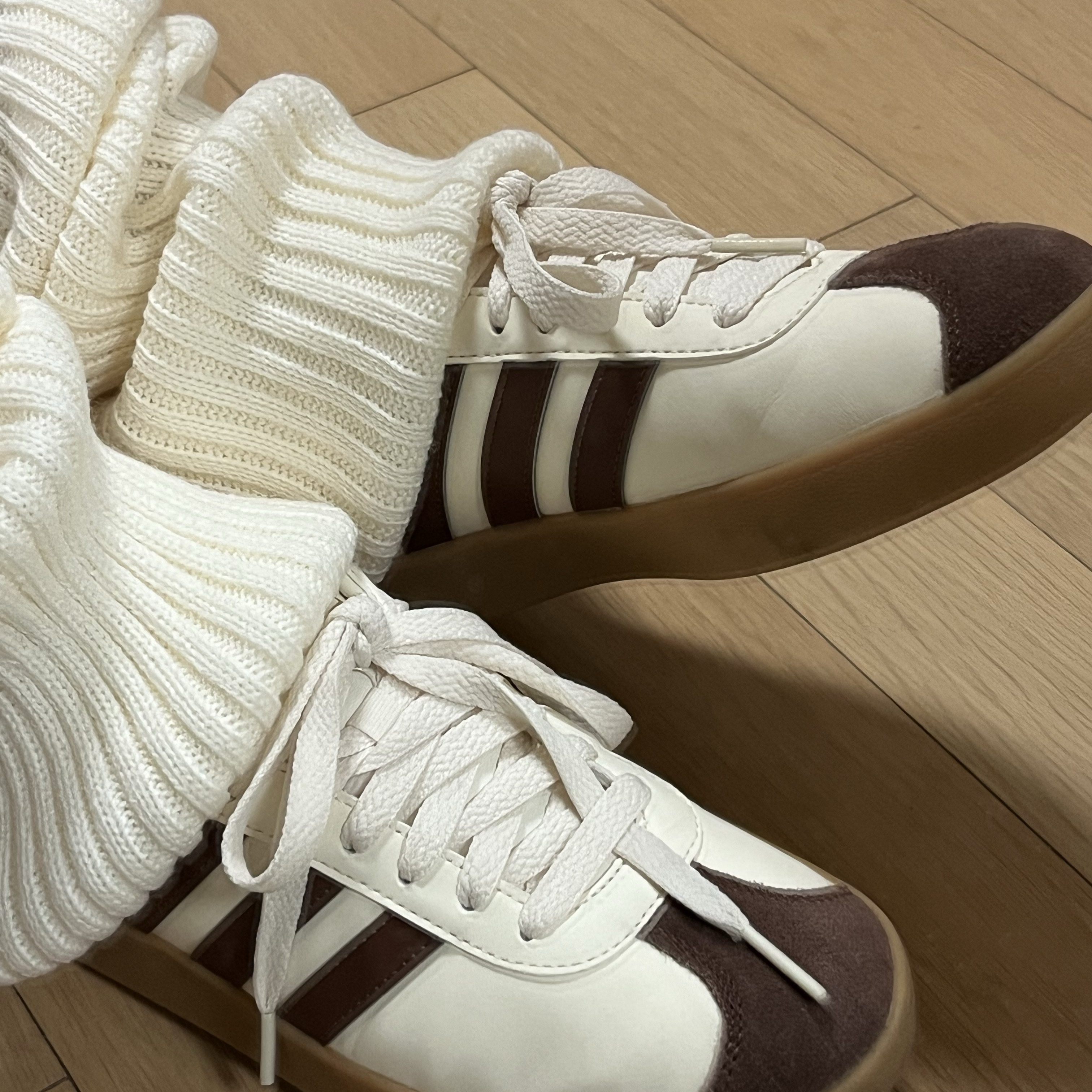 Adidas VL Court 2.0 Cream Brown 착용 스타일