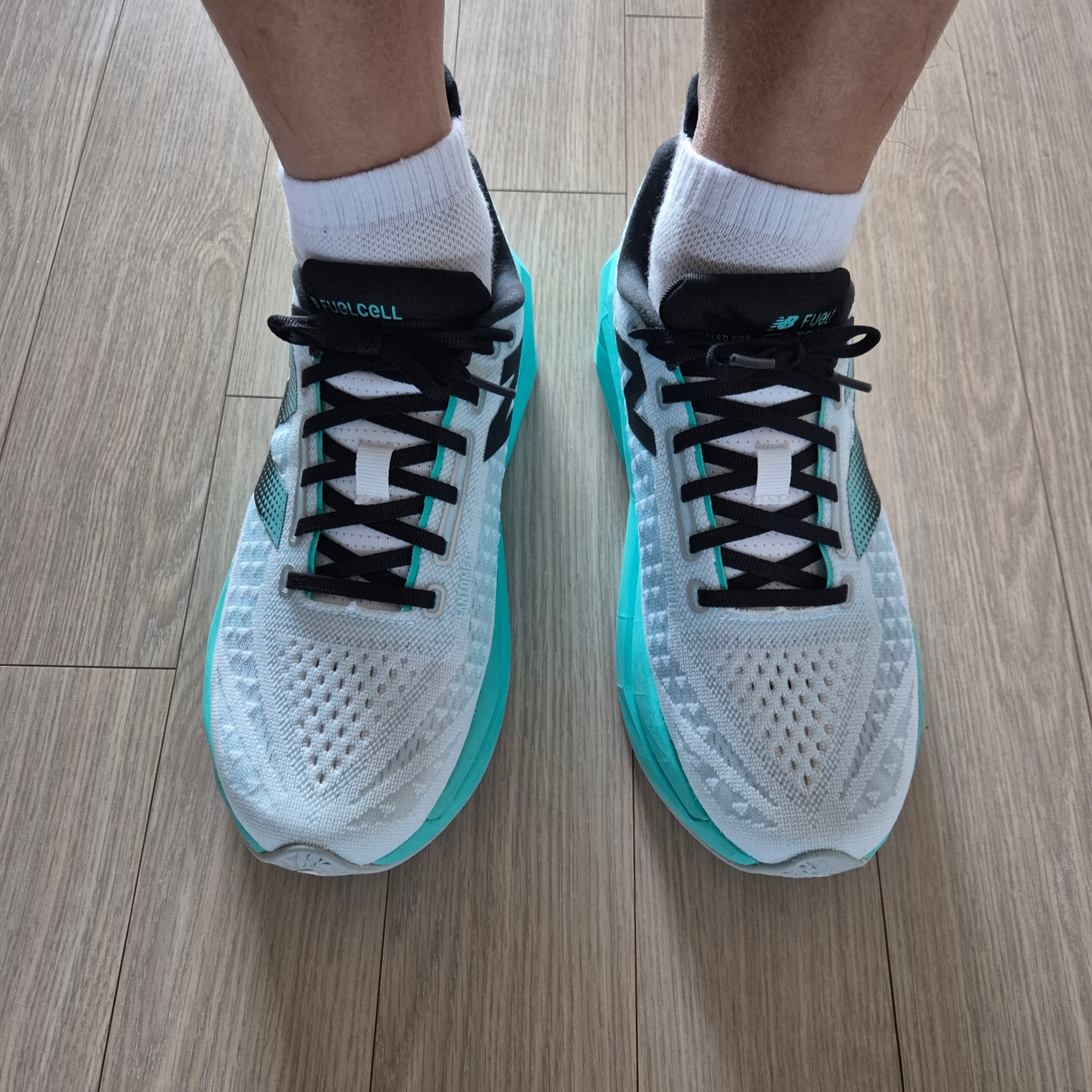 New Balance FuelCell Supercomp Trainer v3 White Cyber Jade - D Standard 착용 스타일 - 2