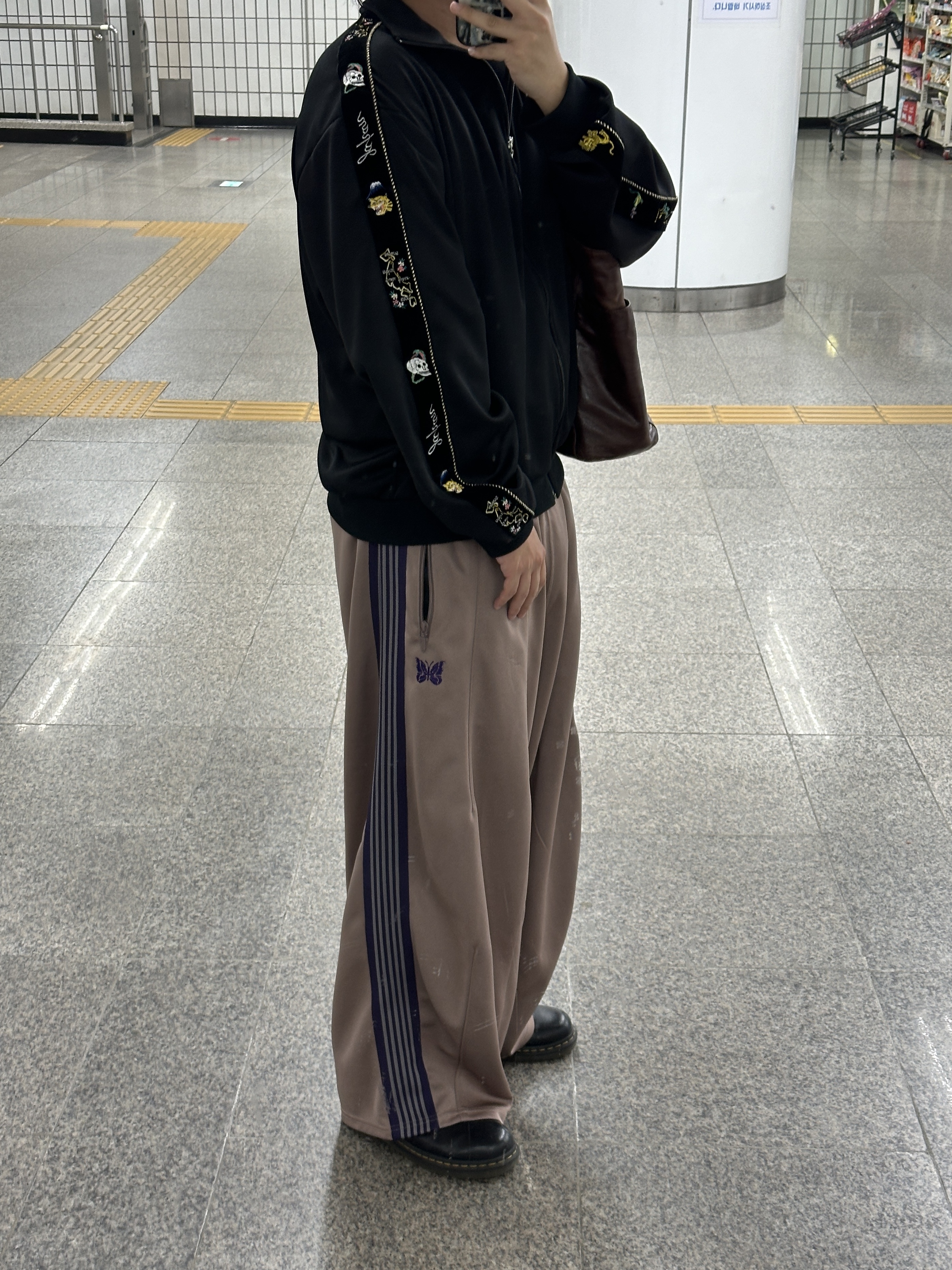 Needles H.D. Track Pants Poly Smooth Taupe 착용 스타일