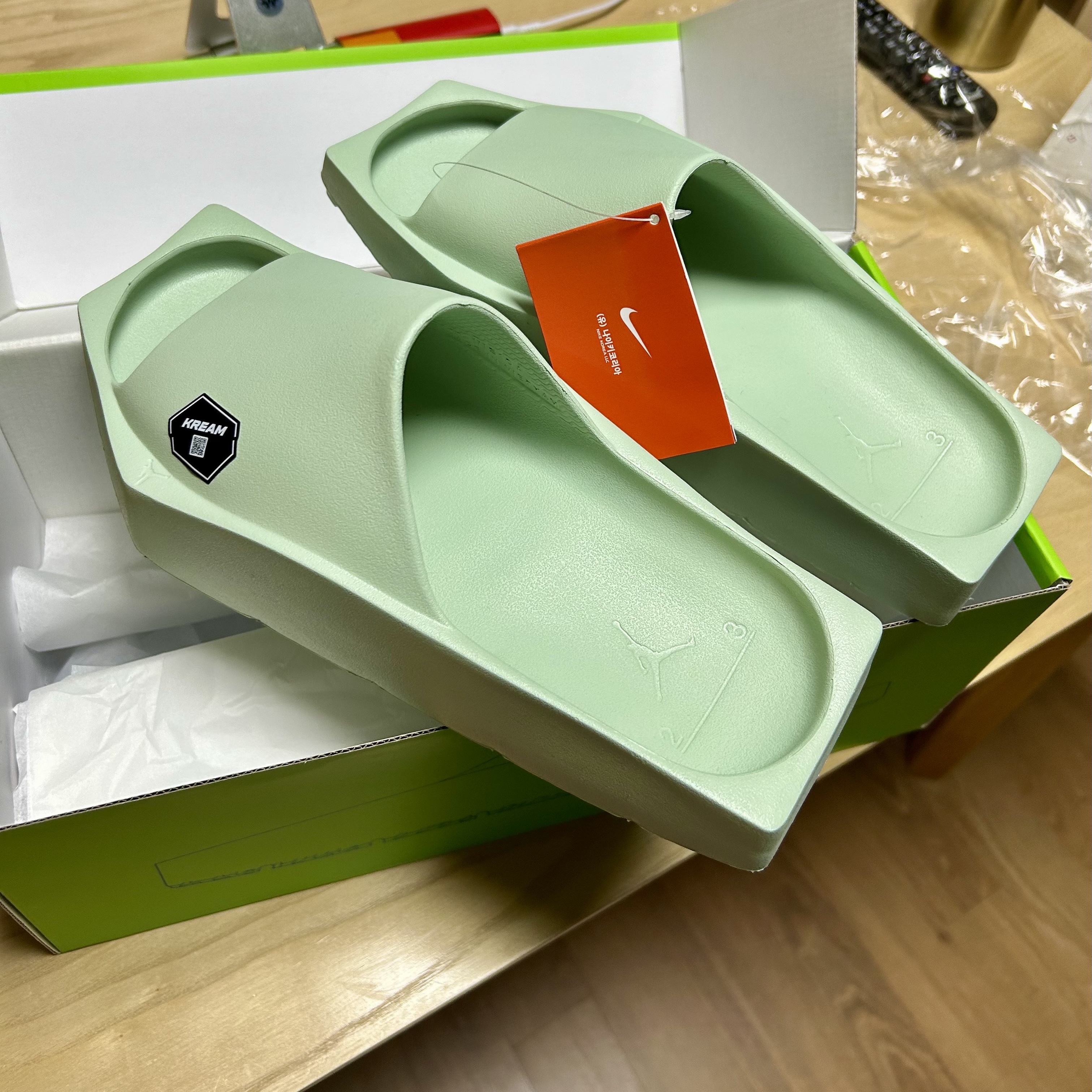 (W) Jordan Hex Slide Pistachio Frost 착용 스타일 - 2