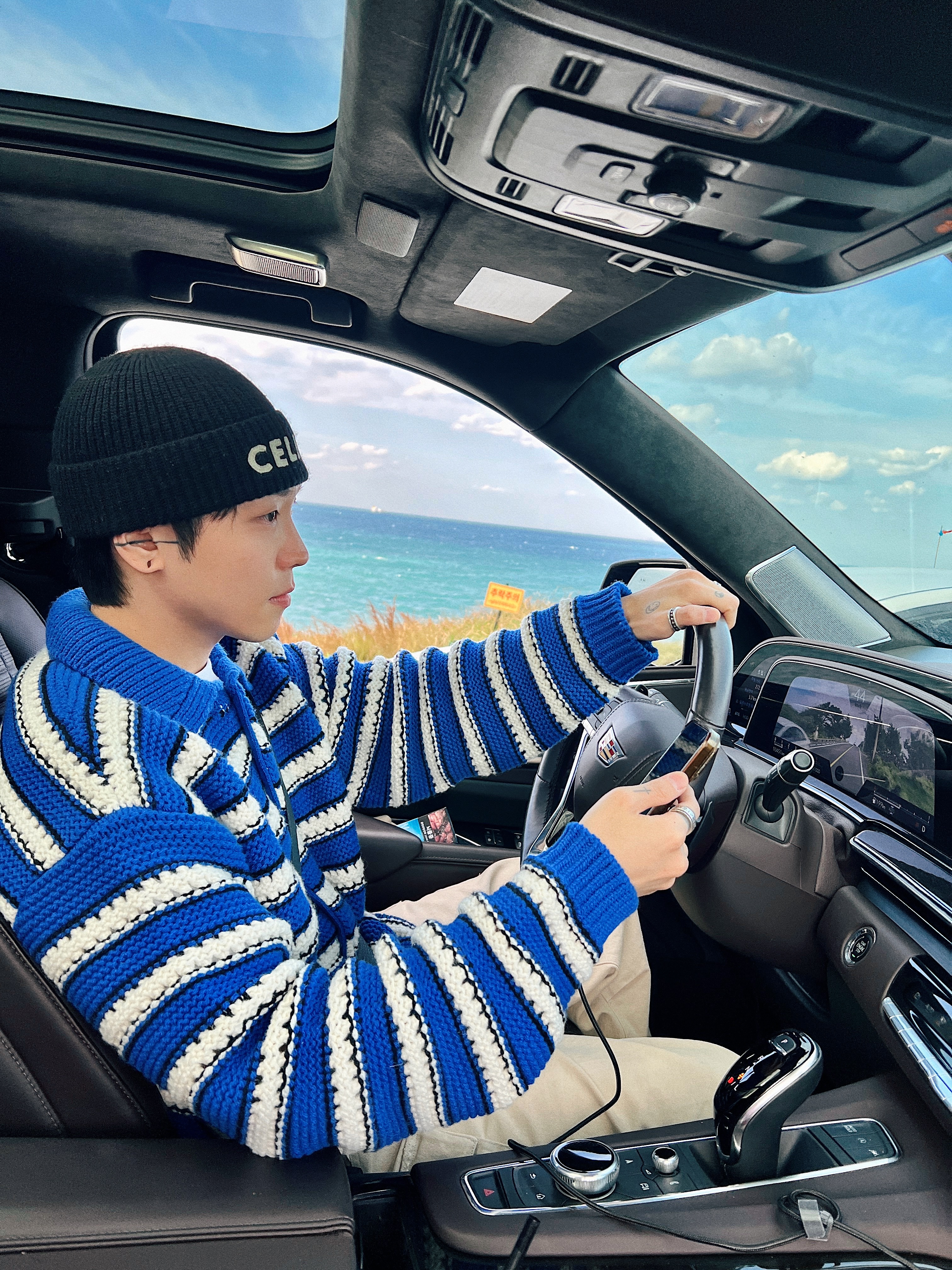 Celine Embroidered RIbbed Wool Beanie Black, STU Wool Collar Stripe Cardigan Bule 착용 스타일 - 2