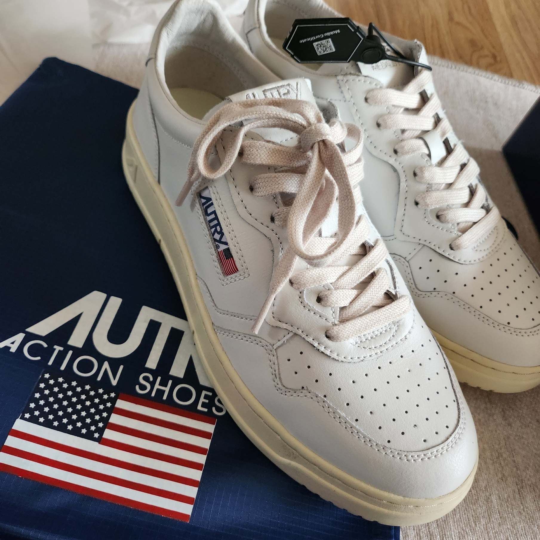 Autry Medalist Low Leather Sneakers White 착용 스타일 - 2