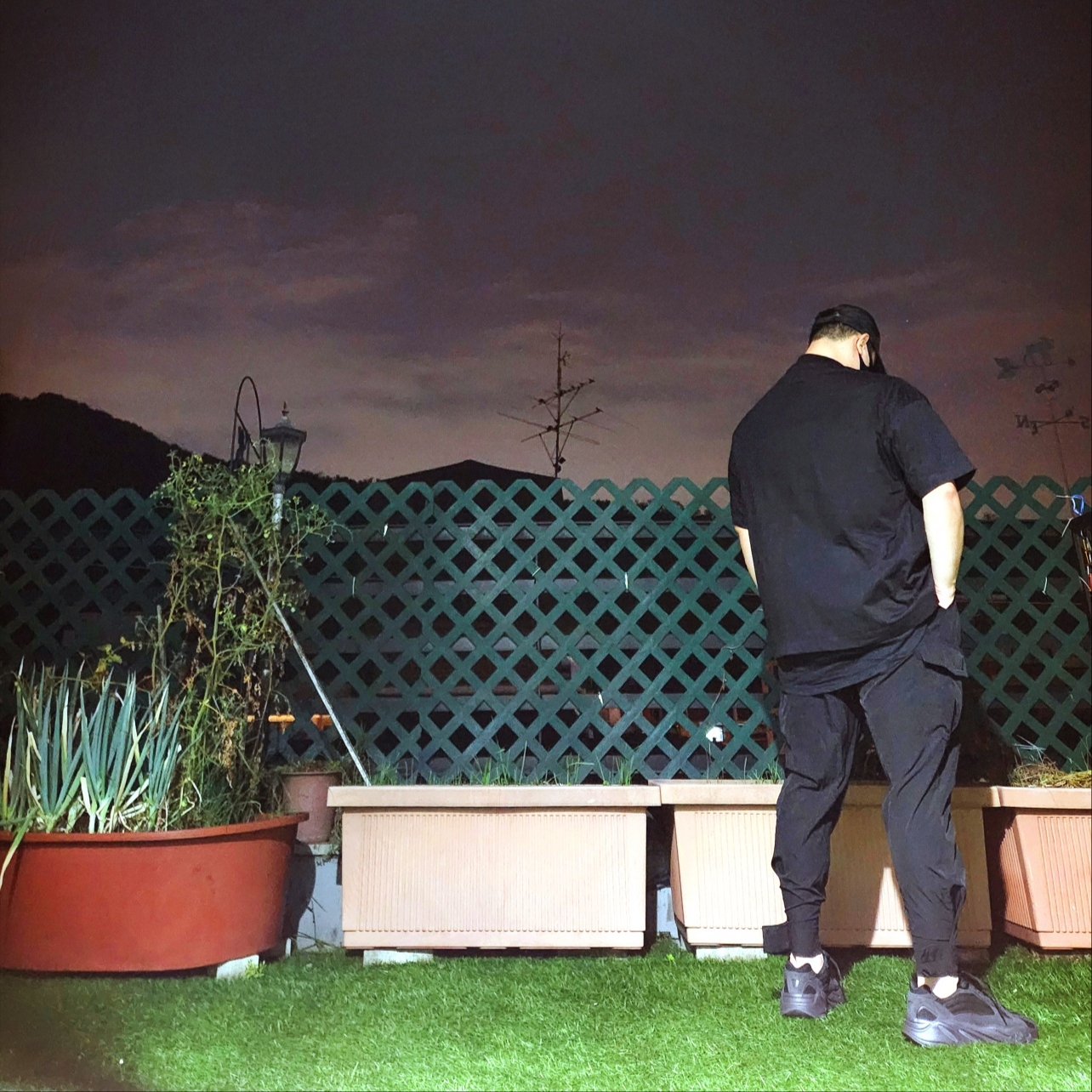 Essentials The Black Collection T-Shirt Black - 23SS, Adidas Yeezy Boost 700 V2 Vanta 2019 착용 스타일 - 3