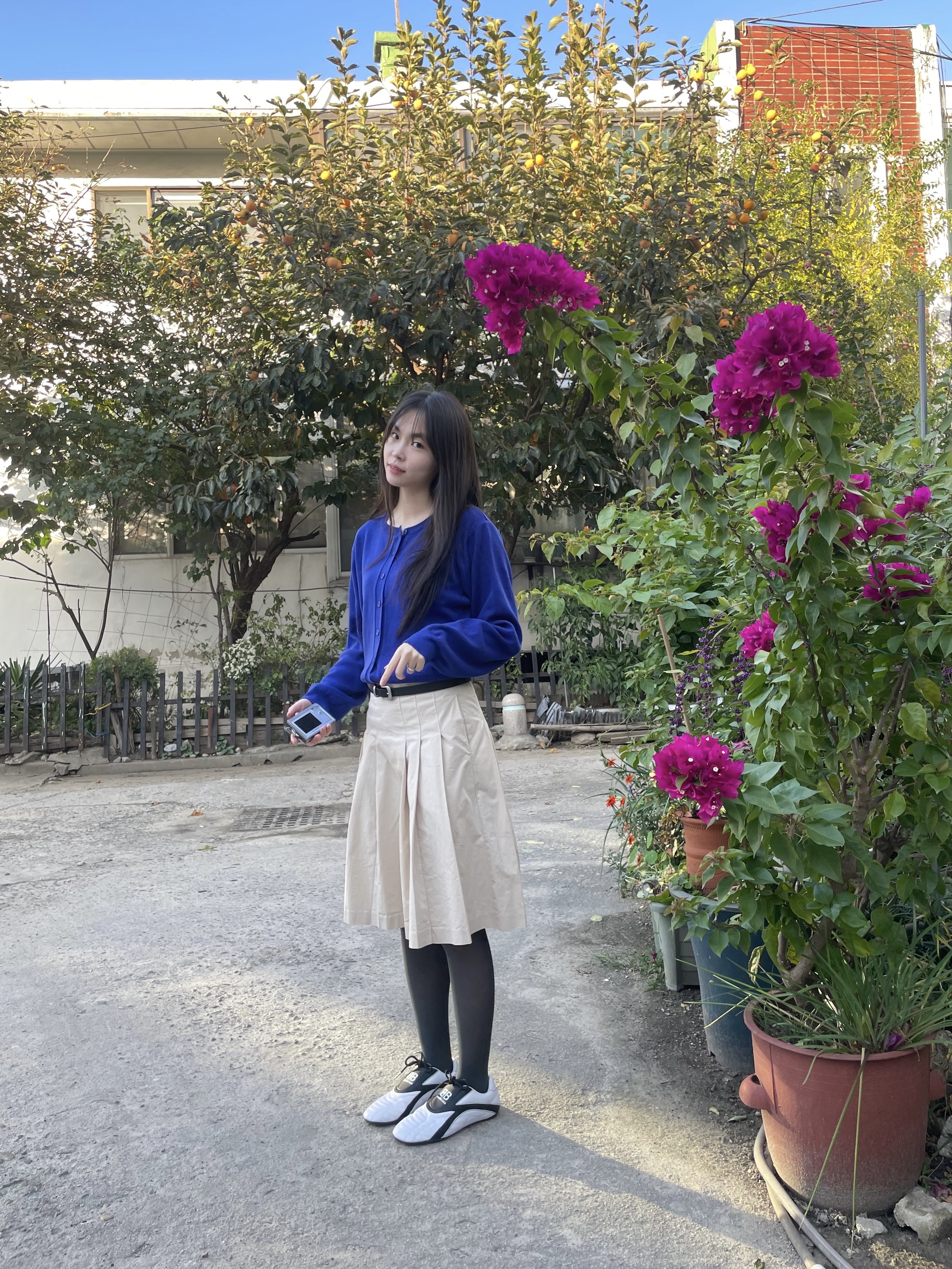 (W) Balenciaga Zen Sneakers White Black 착용 스타일 - 1